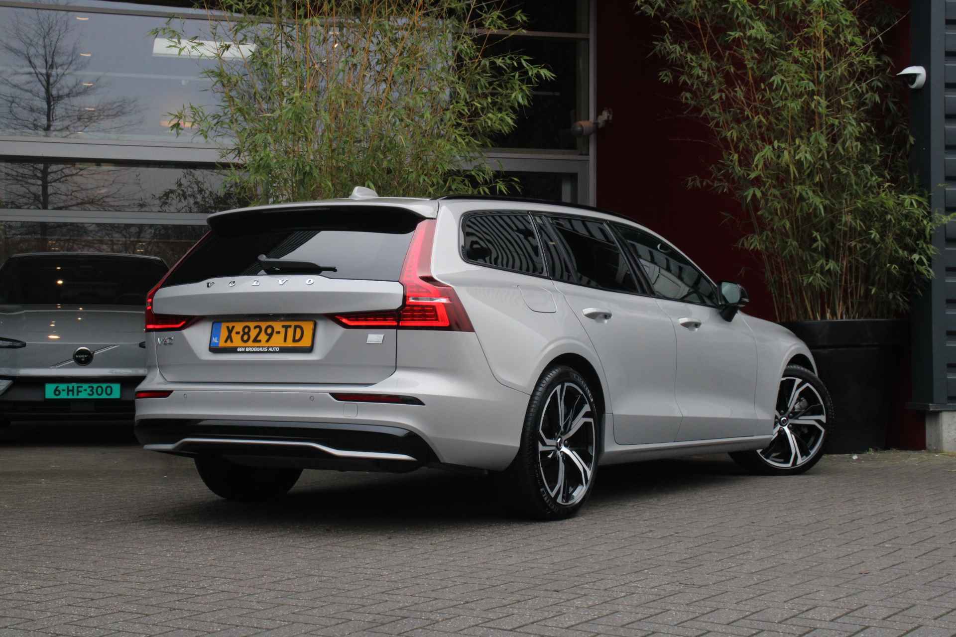 Volvo V60 2.0 T6 Plug-in hybrid AWD Plus Dark | Adaptive Cruise | BLIS | Camera | Stuur/stoelverwarming | Keyless | 19" Velgen - 3/16