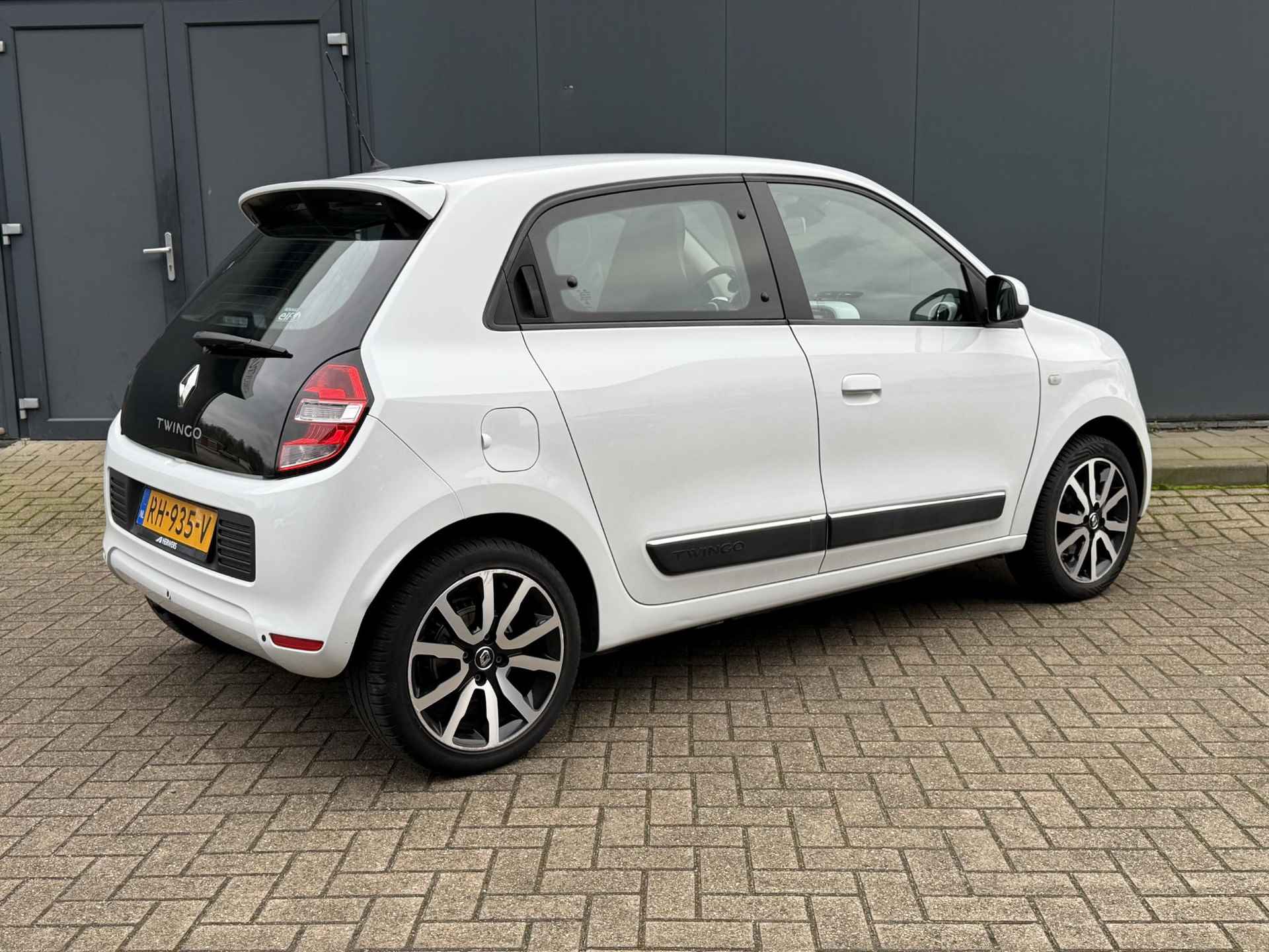 Renault Twingo 1.0 SCe Intens Automaat / Airco / Navigatie / Achteruitrijcamera / Cruise Control / DAB / Sensoren Achter - 3/33