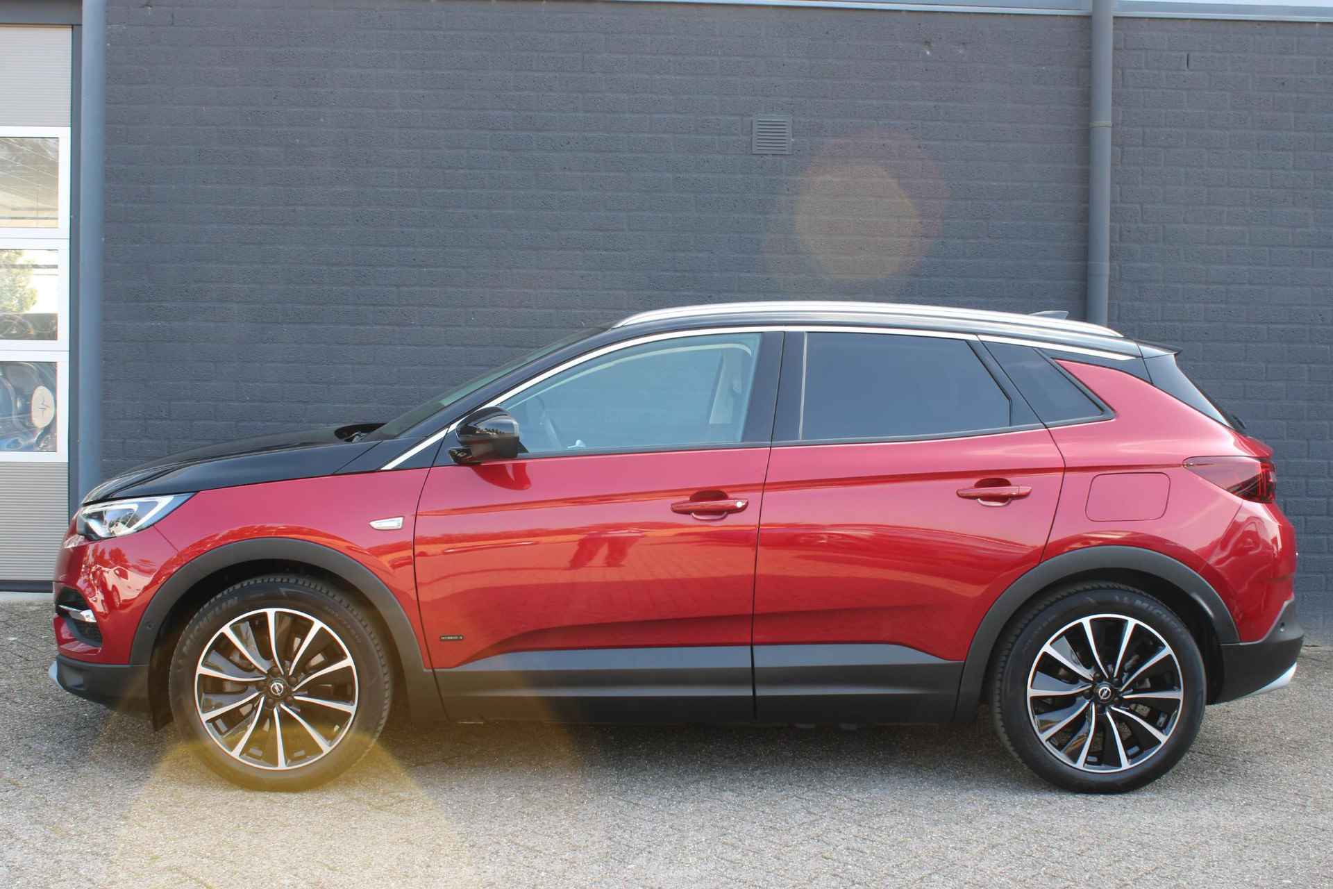 Opel Grandland X 1.6 Turbo Hybrid4 Ultimate Automaat/Navi/Camera/Clima/Adaptieve Cruise control/Radio-DAB-USB/Bluetooth/Lederen bekleding/Stoel verwarming+koeling/LM-velgen/Parkeersensoren - 2/30