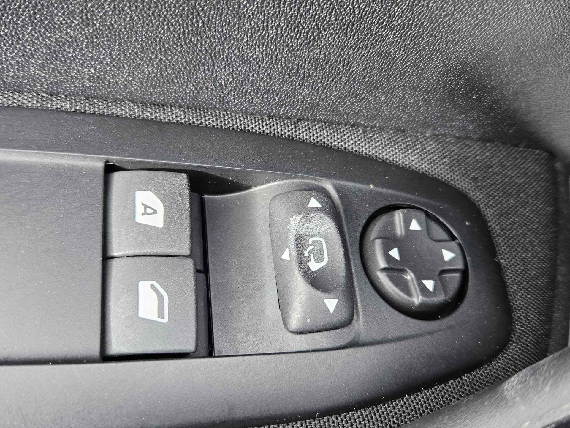 Peugeot 208 1.2 PureTech Signature 110 PK Turbo Automaat | Navigatie | Parkeersensoren | Apple Carplay en Android Auto | - 27/36