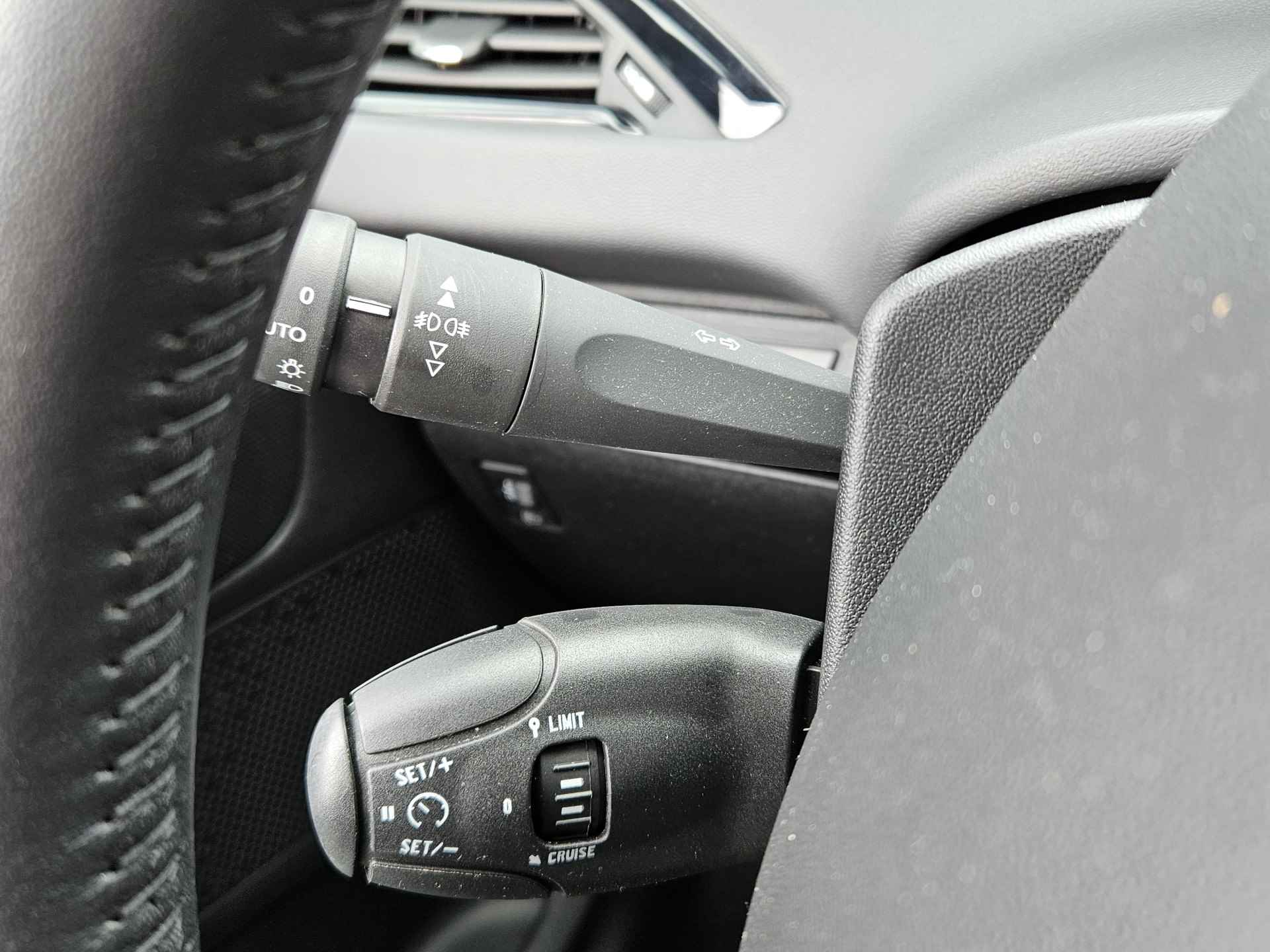 Peugeot 208 1.2 PureTech Signature 110 PK Turbo Automaat | Navigatie | Parkeersensoren | Apple Carplay en Android Auto | - 29/36