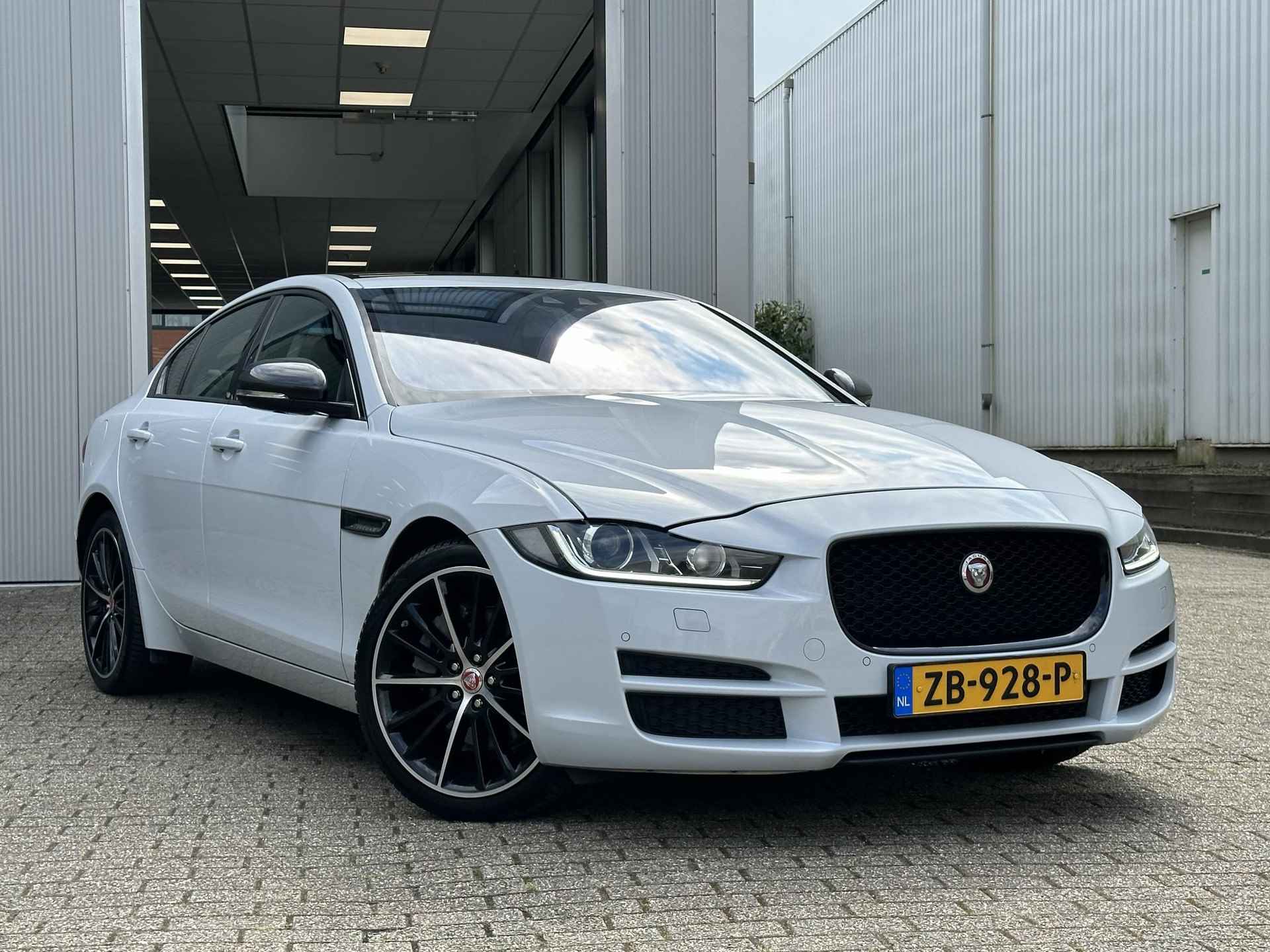 Jaguar XE 2.0 240pk Portfolio /Meridian/Leder/Pano-Dak/Head-Up/Historie - 32/70