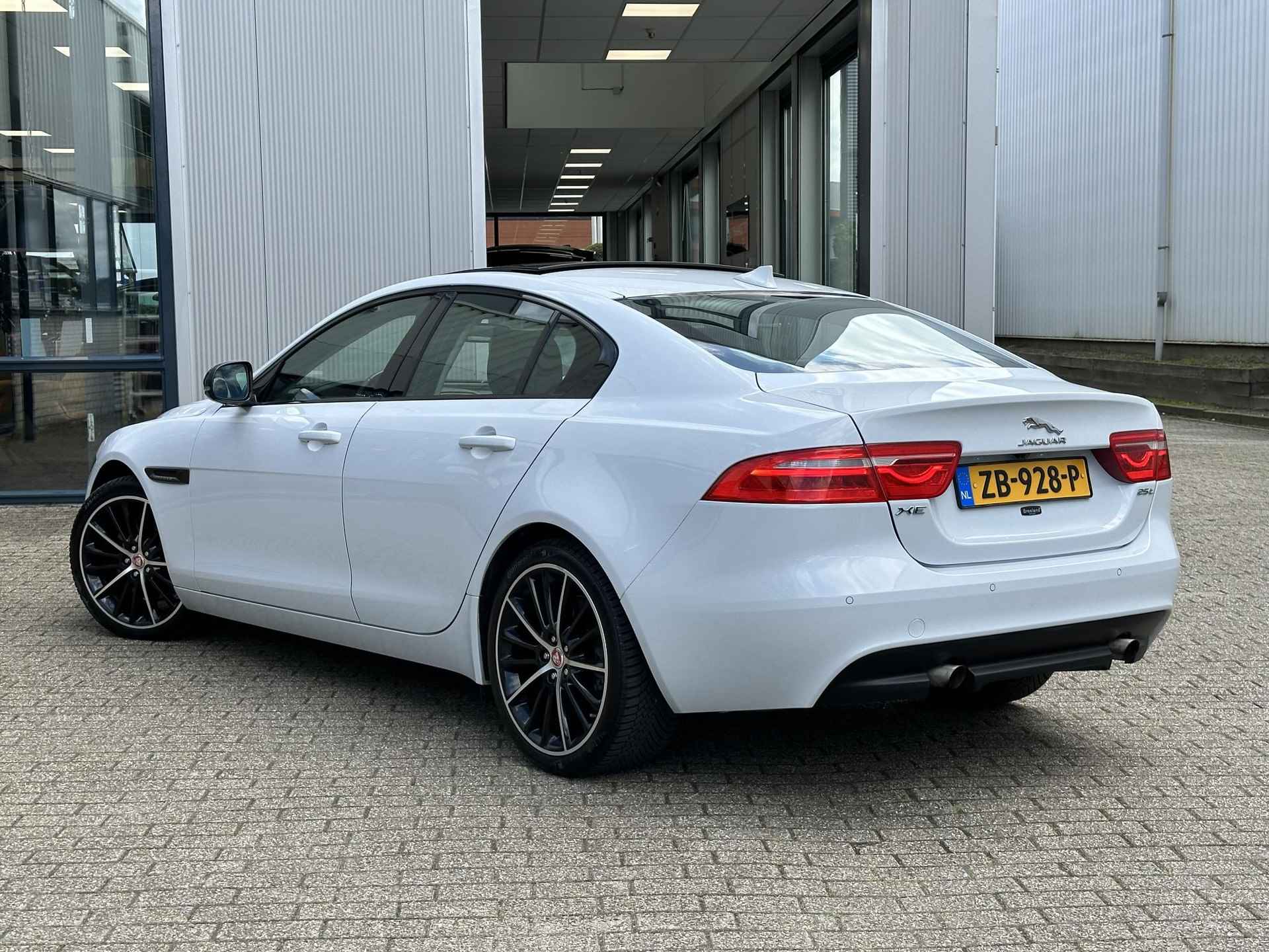 Jaguar XE 2.0 240pk Portfolio /Meridian/Leder/Pano-Dak/Head-Up/Historie - 38/70