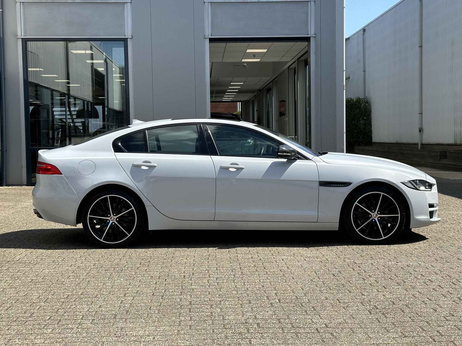 Jaguar XE 2.0 240pk Portfolio /Meridian/Leder/Pano-Dak/Head-Up/Historie - 65/70