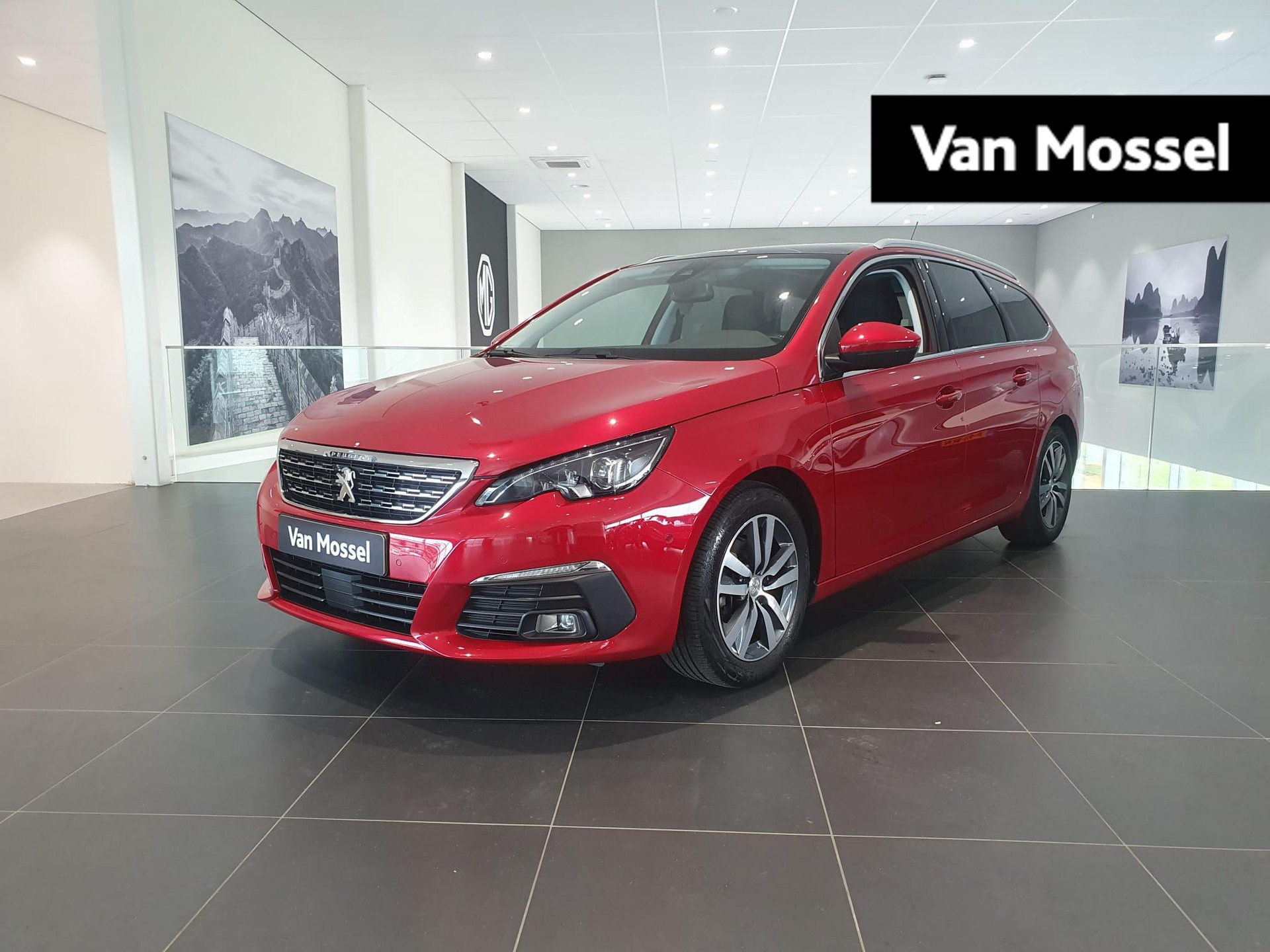 Peugeot 308 SW 1.2 PureTech Blue Lease Premium | Navigatie | Climate Control | Panoramadak | Leder | Trekhaak | Verwamde Stoelen | Camera | Apple Carplay / Android Auto | Parkeersensoren | LED |  Lichtmetalen Velgen |