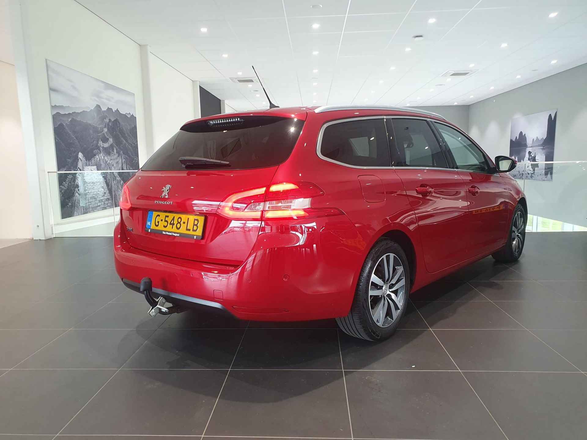 Peugeot 308 SW 1.2 PureTech Blue Lease Premium | Navigatie | Climate Control | Panoramadak | Leder | Trekhaak | Verwamde Stoelen | Camera | Apple Carplay / Android Auto | Parkeersensoren | LED |  Lichtmetalen Velgen | - 5/38