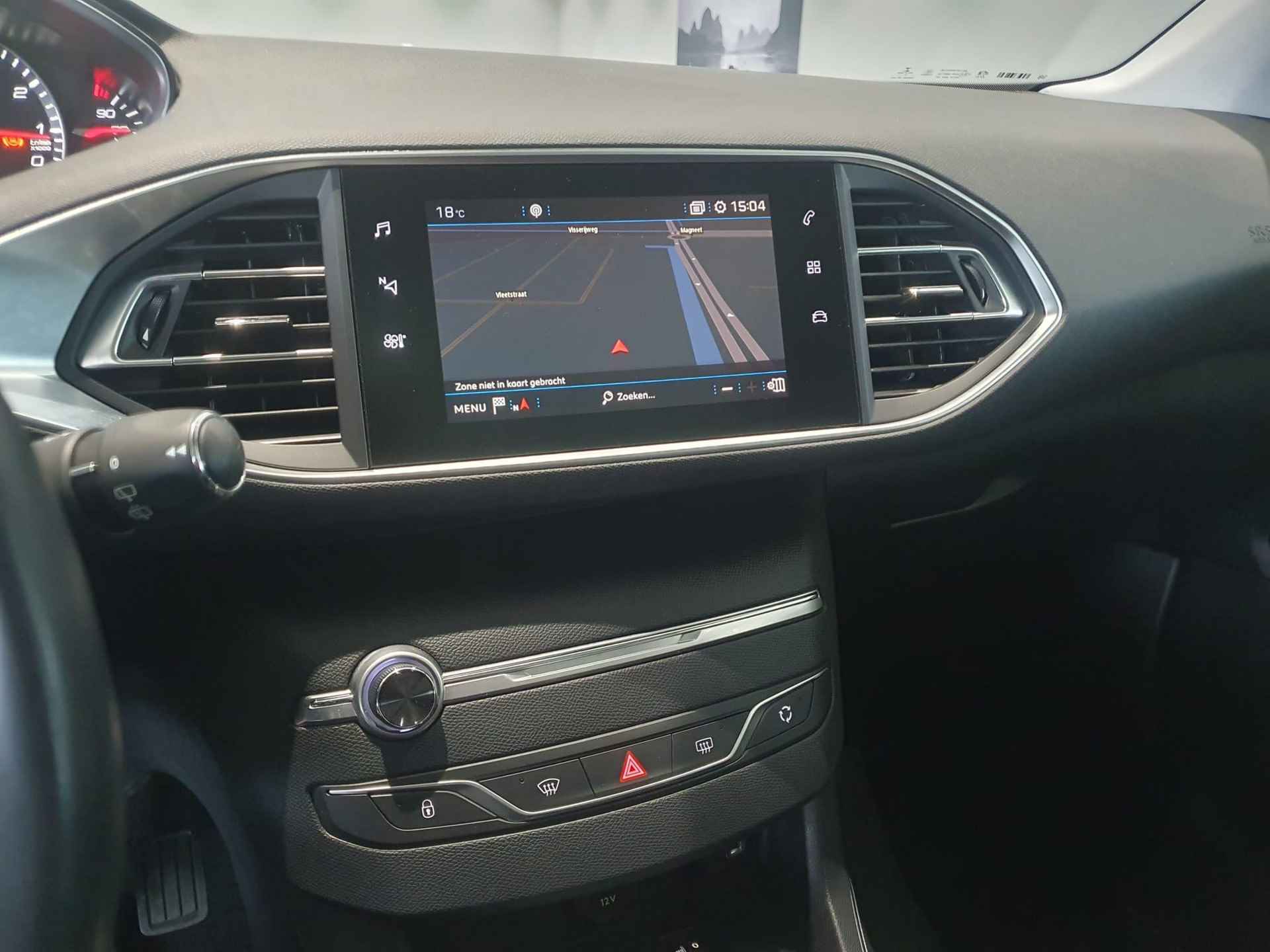 Peugeot 308 SW 1.2 PureTech Blue Lease Premium | Navigatie | Climate Control | Panoramadak | Leder | Trekhaak | Verwamde Stoelen | Camera | Apple Carplay / Android Auto | Parkeersensoren | LED |  Lichtmetalen Velgen | - 16/38