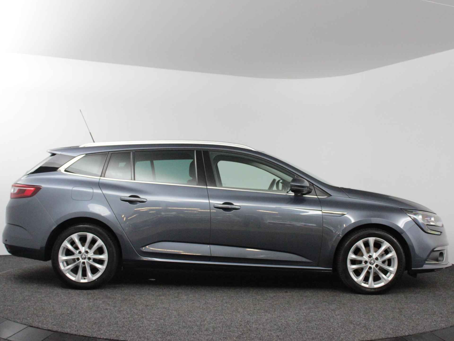 Renault Mégane Estate 1.2 TCe 130 EDC Intens AUTOMAAT | TREKHAAK | ACHTERUITRIJCAMERA | PARKEERSENSOREN VOOR-EN ACHTER | 17" LICHTMETALEN VELGEN | CLIMATE CONTROL - 6/48