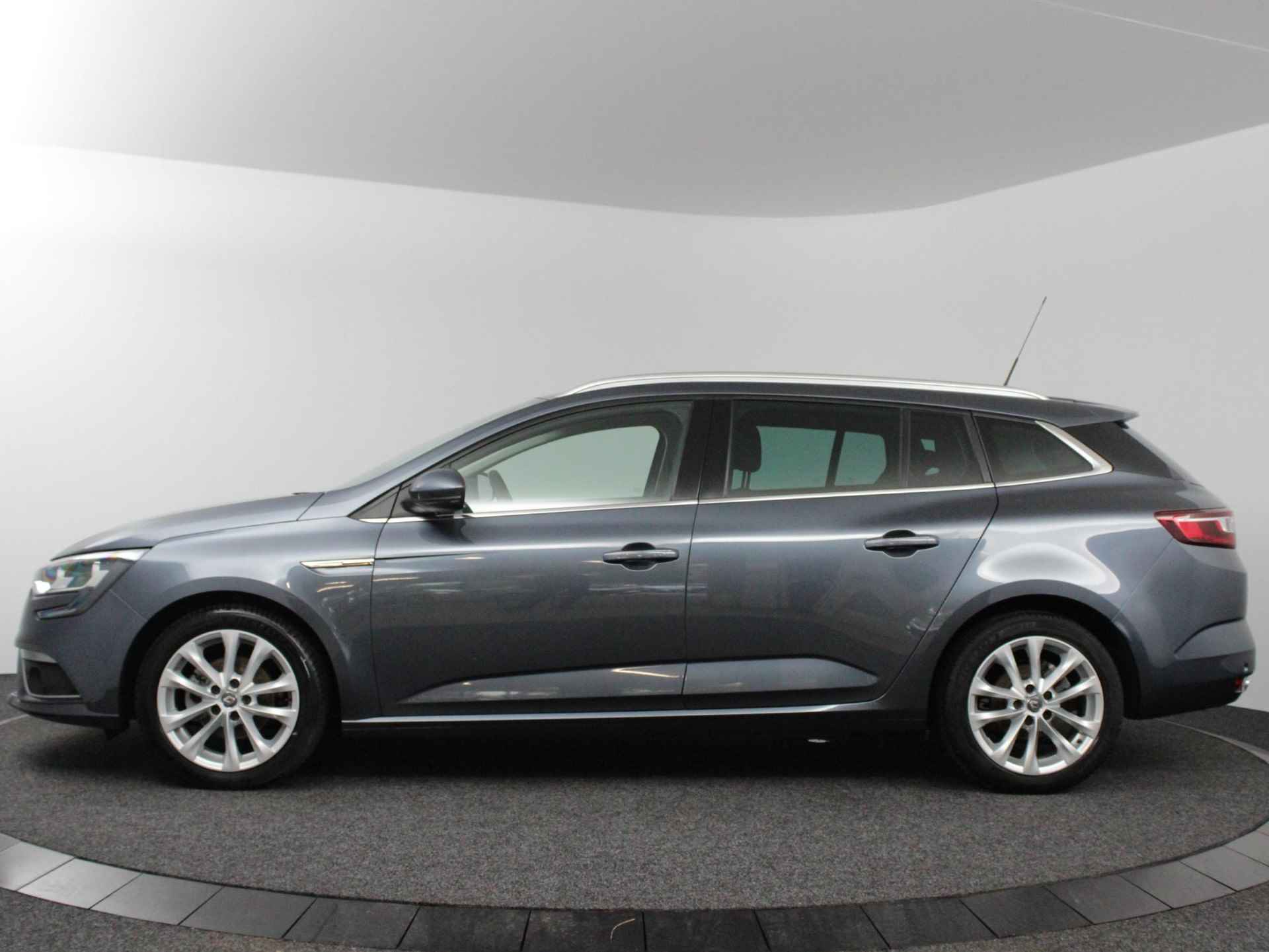 Renault Mégane Estate 1.2 TCe 130 EDC Intens AUTOMAAT | TREKHAAK | ACHTERUITRIJCAMERA | PARKEERSENSOREN VOOR-EN ACHTER | 17" LICHTMETALEN VELGEN | CLIMATE CONTROL - 9/48