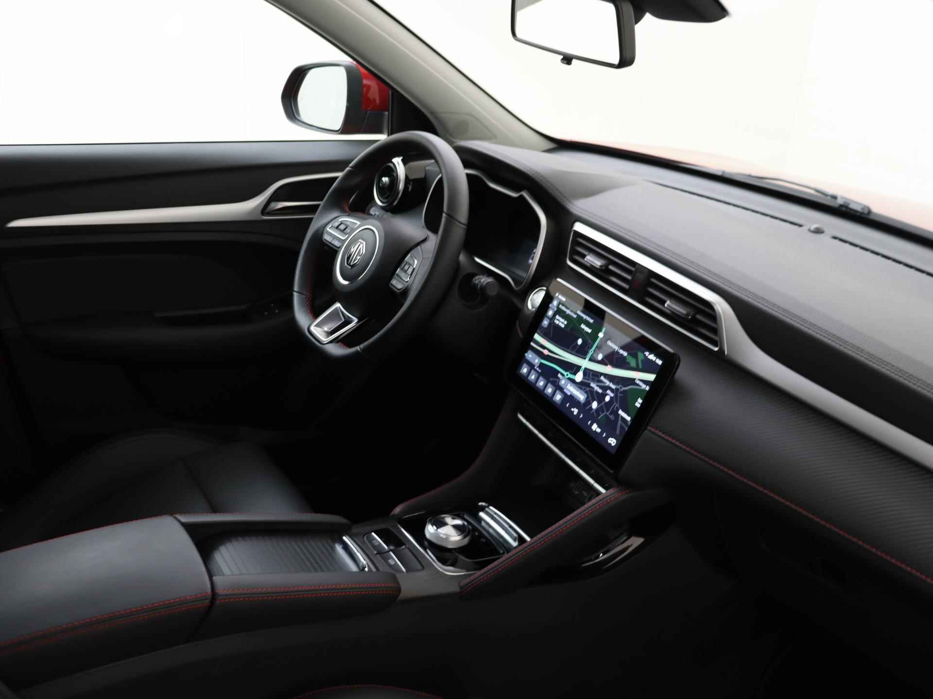 MG ZS EV Standard Range Luxury 50 kWh 320 KM WLTP | Panoramisch schuifkanteldak | 360 graden camera | Black Pack | Geblindeerde achterruiten | 19 inch Polished sportvelgen met Allseasonbanden - 18/30