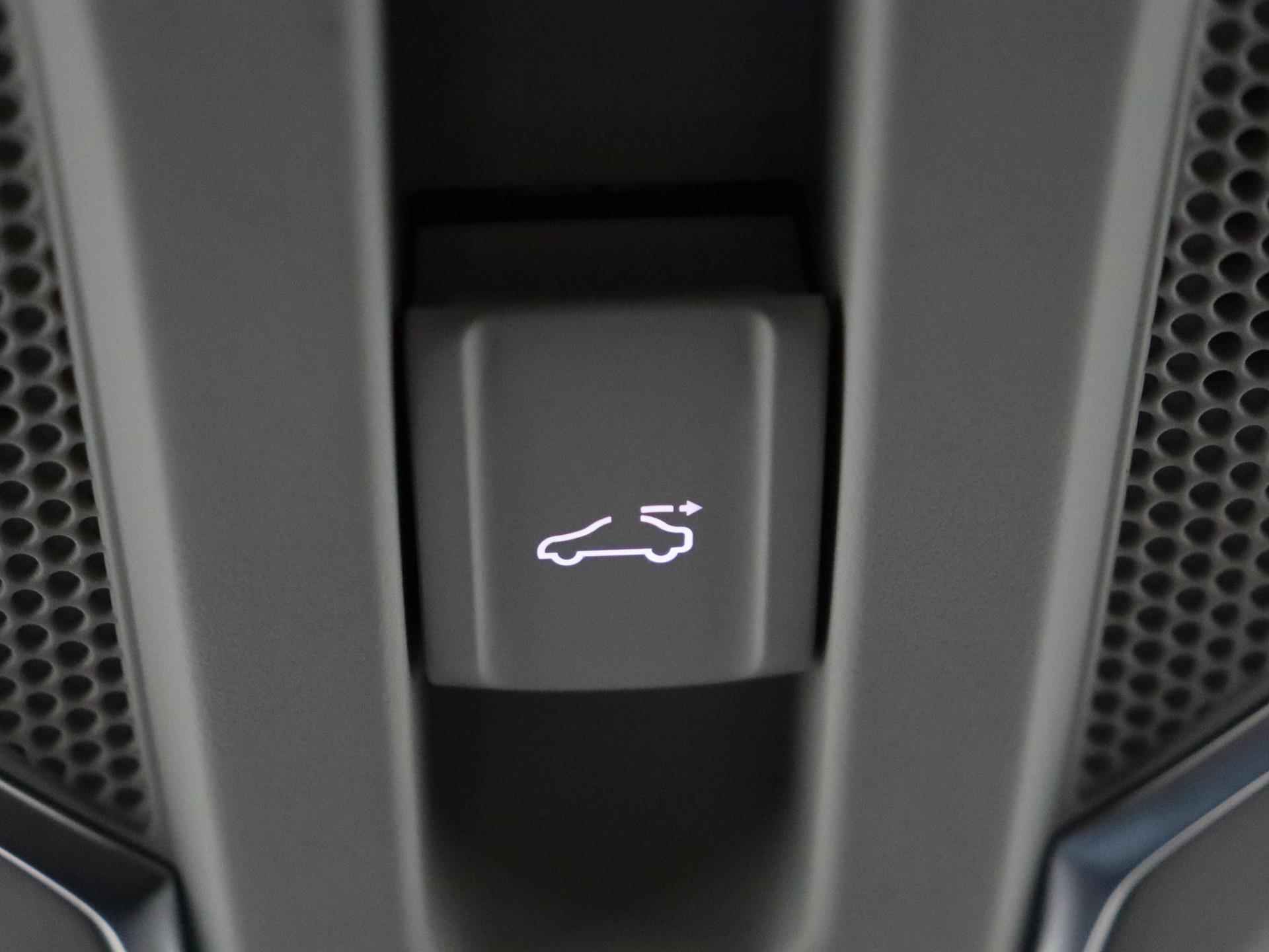 MG ZS EV Standard Range Luxury 50 kWh 320 KM WLTP | Panoramisch schuifkanteldak | 360 graden camera | Black Pack | Geblindeerde achterruiten | 19 inch Polished sportvelgen met Allseasonbanden - 24/30