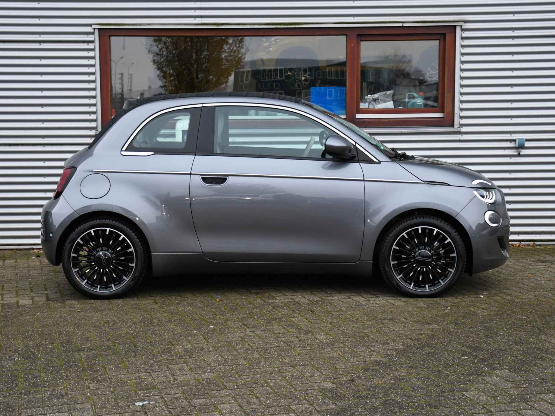 Fiat 500e Cabrio La Prima 42kWh 118pk Automaat LEDER | ADAP. CRUISE | LED | STOELVERWARMING | NAVI | PDC + CAMERA | DAB - 32/34