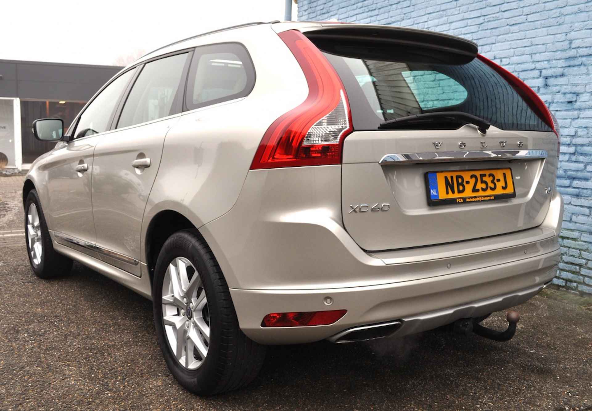 Volvo XC60 2.0 T5 FWD Nordic+ luxury Aut Pano X leer navi - 4/21