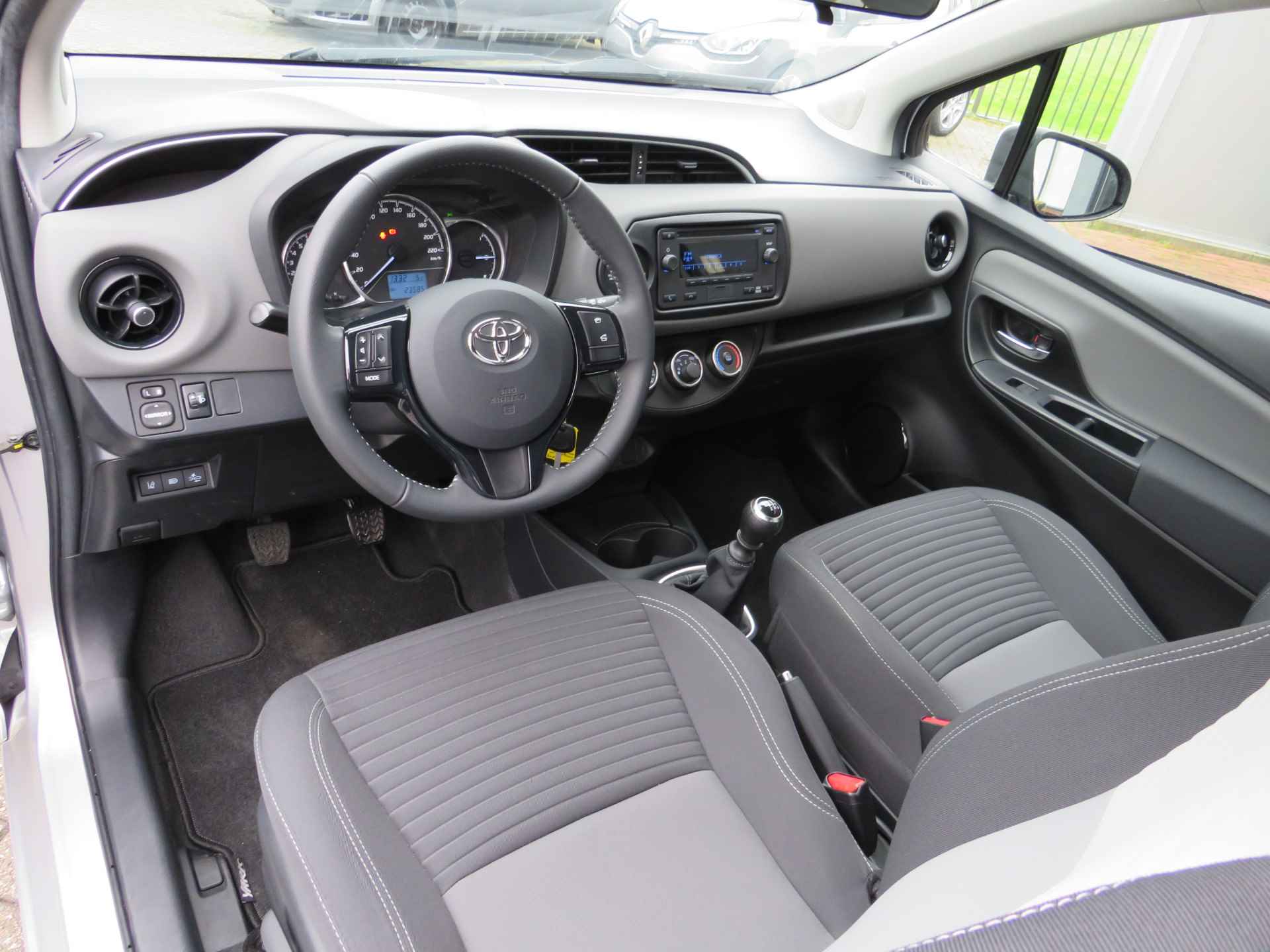 Toyota Yaris 1.5 VVT-i | 112-pk | 1e Eigenaar | 3-Drs | AIRCO | BLUETOOTH | RADIO-CD | INCL. BOVAG GARANTIE | - 15/40