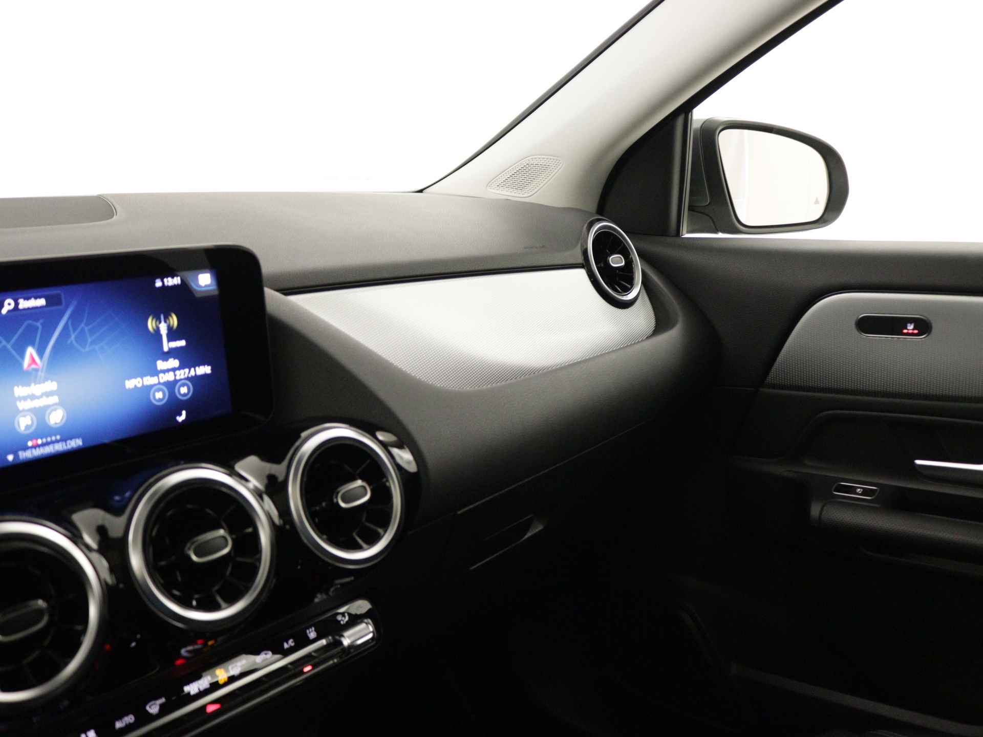 Mercedes-Benz GLA 250 e Progressive Plug-In Hybride | Panoramadak | 360° camera | Trekhaak | Distronic | Apple Carplay | Inclusief 24 maanden MB Certified garantie voor Europa. - 8/47