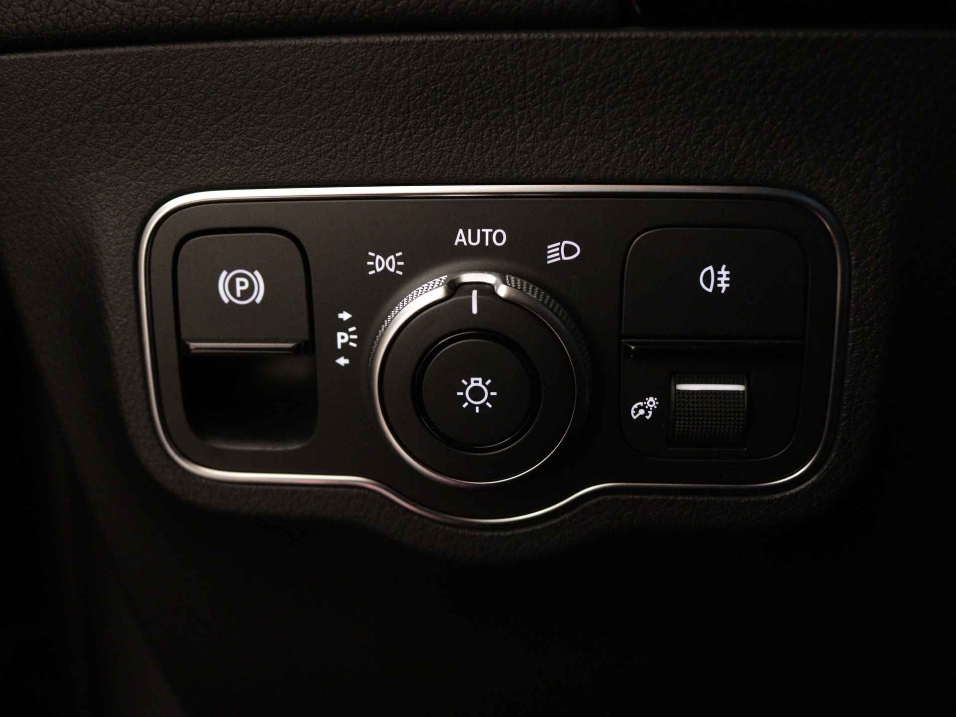 Mercedes-Benz GLA 250 e Progressive Plug-In Hybride | Panoramadak | 360° camera | Trekhaak | Distronic | Apple Carplay | Inclusief 24 maanden MB Certified garantie voor Europa. - 34/47