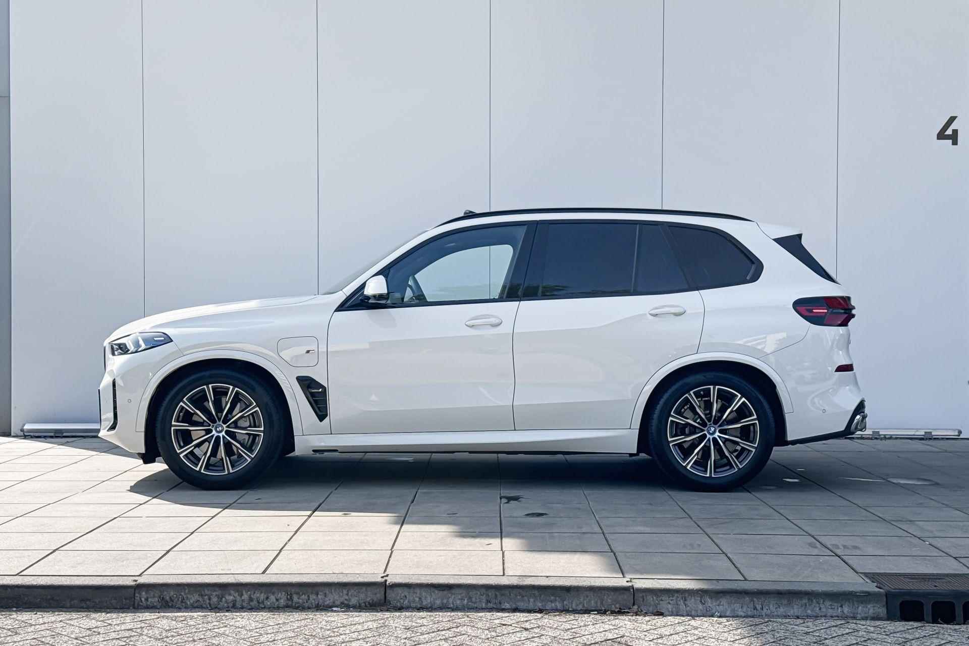 BMW X5 xDrive50e M-Sport 20 Inch / Comfort Acces / Soft Close / Electrische Zwenkhaak / Glazen Schuifdak / Getinte Achterramen / Electrisch Verstelbare Voorstoelen / Stoelverwarming Voor & Achter / Adaptieve Led Koplampen / Driving Assistant / Parking Assistant Prof  / Harman Kardon - 2/31