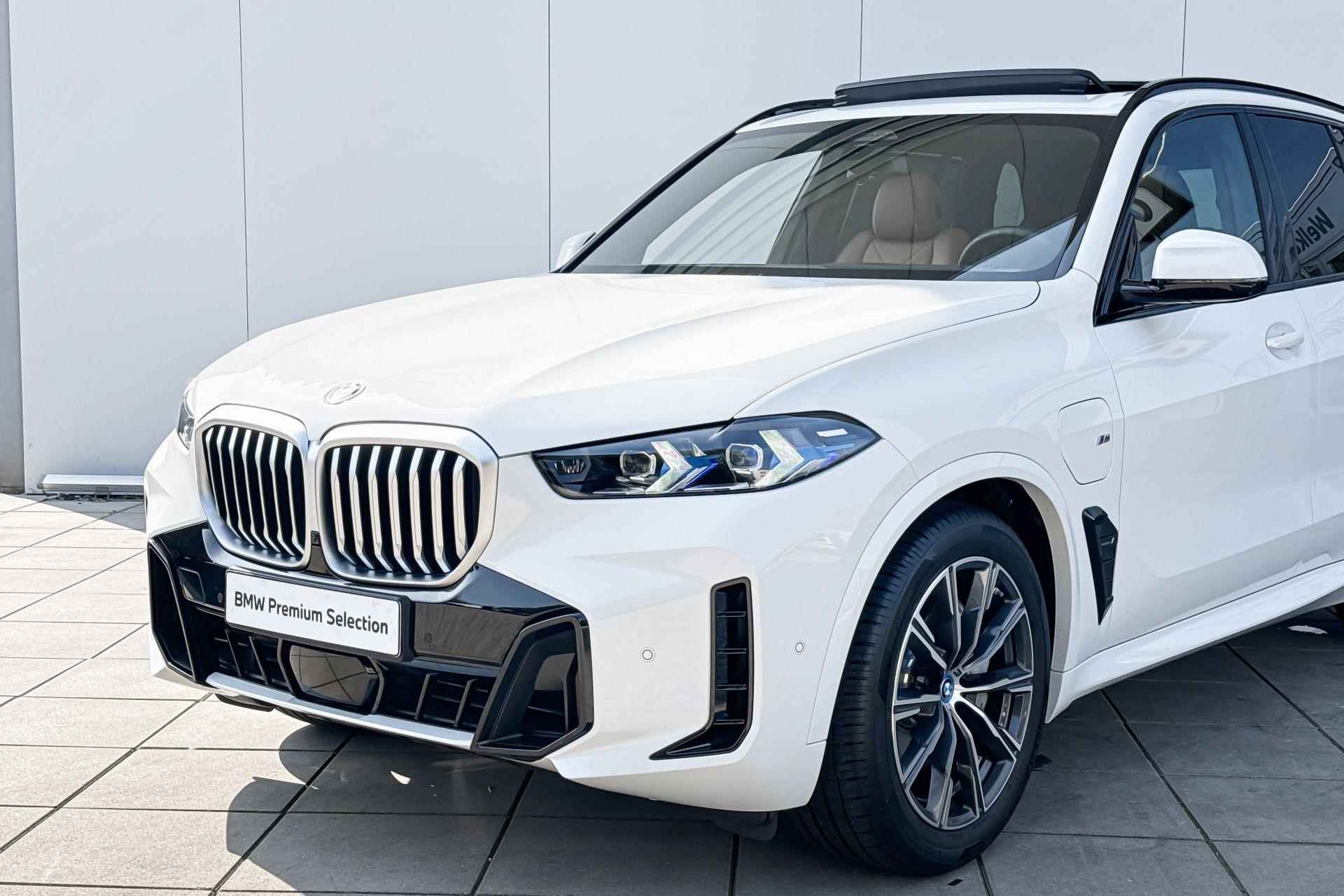 BMW X5 xDrive50e M-Sport 20 Inch / Comfort Acces / Soft Close / Electrische Zwenkhaak / Glazen Schuifdak / Getinte Achterramen / Electrisch Verstelbare Voorstoelen / Stoelverwarming Voor & Achter / Adaptieve Led Koplampen / Driving Assistant / Parking Assistant Prof  / Harman Kardon - 26/31