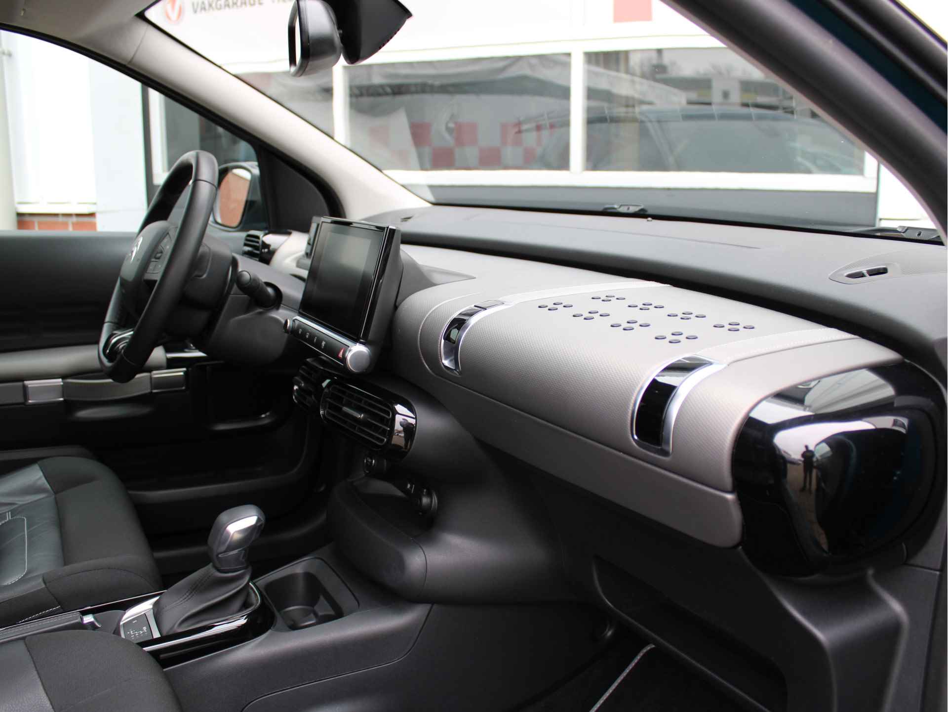 Citroën C4 Cactus 1.2 PureTech 110PK Shine Automaat /NAVI/PDC/Panoramadak/Leder/LED/Apple carplay/Cruise control/Achteruitrijcamera/Lane assist/NAP! 1e eig! - 31/45