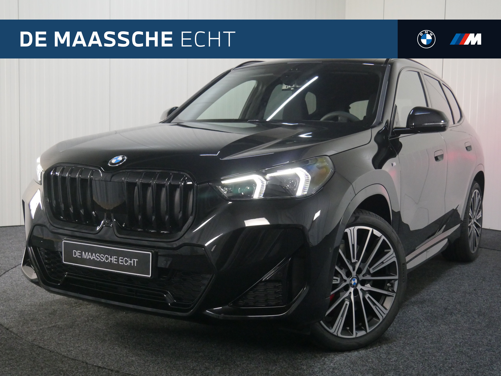 BMW X1 sDrive18i High Executive M Sport Automaat / Panoramadak / Trekhaak / Verwarmd stuurwiel / Sportstoelen / Stoelverwarming / Adaptieve LED / Harman Kardon / Head-Up