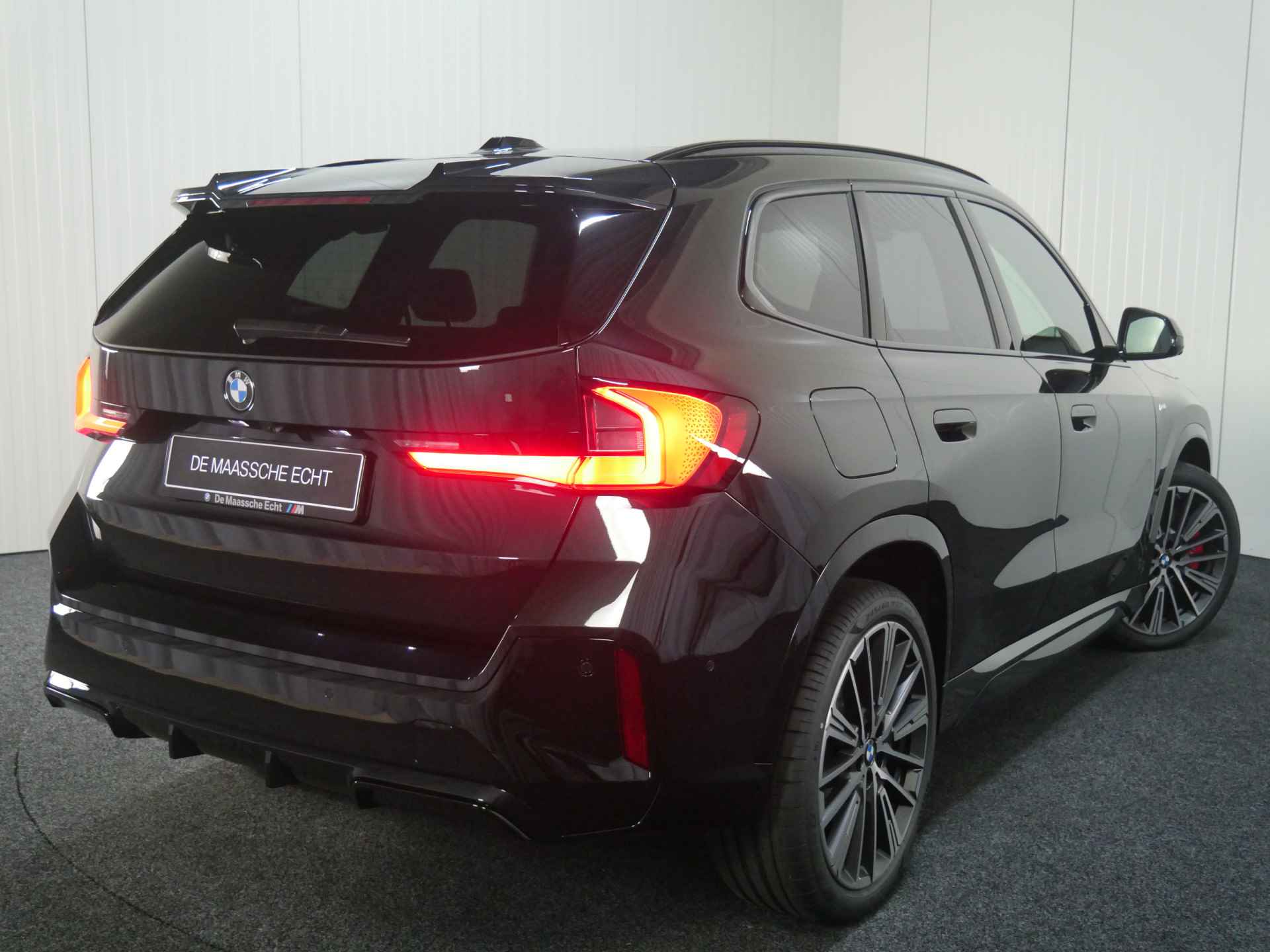 BMW X1 sDrive18i High Executive M Sport Automaat / Panoramadak / Trekhaak / Verwarmd stuurwiel / Sportstoelen / Stoelverwarming / Adaptieve LED / Harman Kardon / Head-Up - 3/30