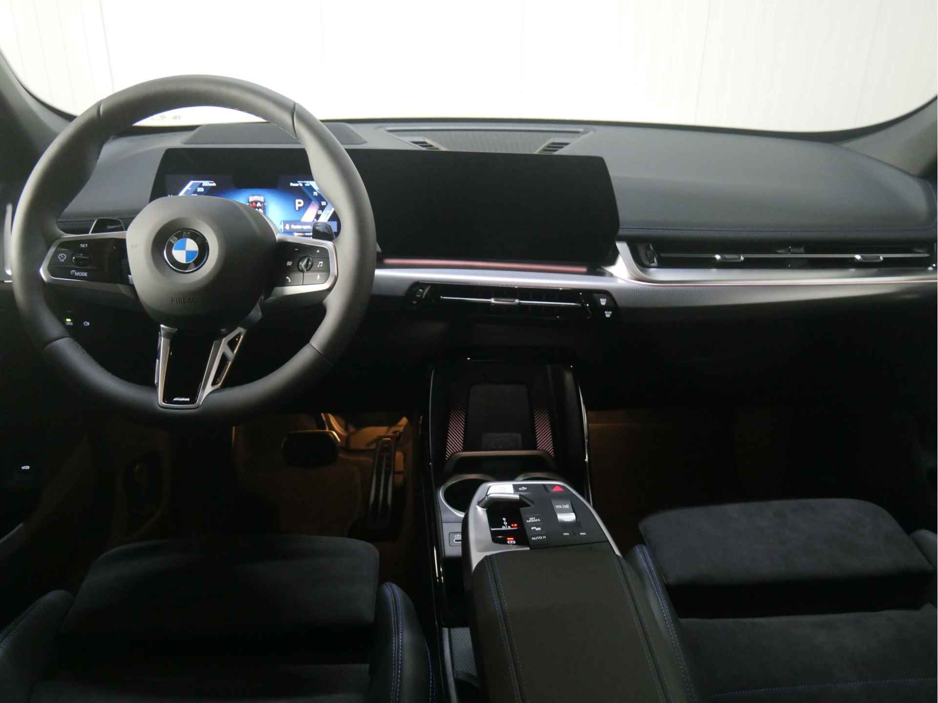 BMW X1 sDrive18i High Executive M Sport Automaat / Panoramadak / Trekhaak / Verwarmd stuurwiel / Sportstoelen / Stoelverwarming / Adaptieve LED / Harman Kardon / Head-Up - 4/30