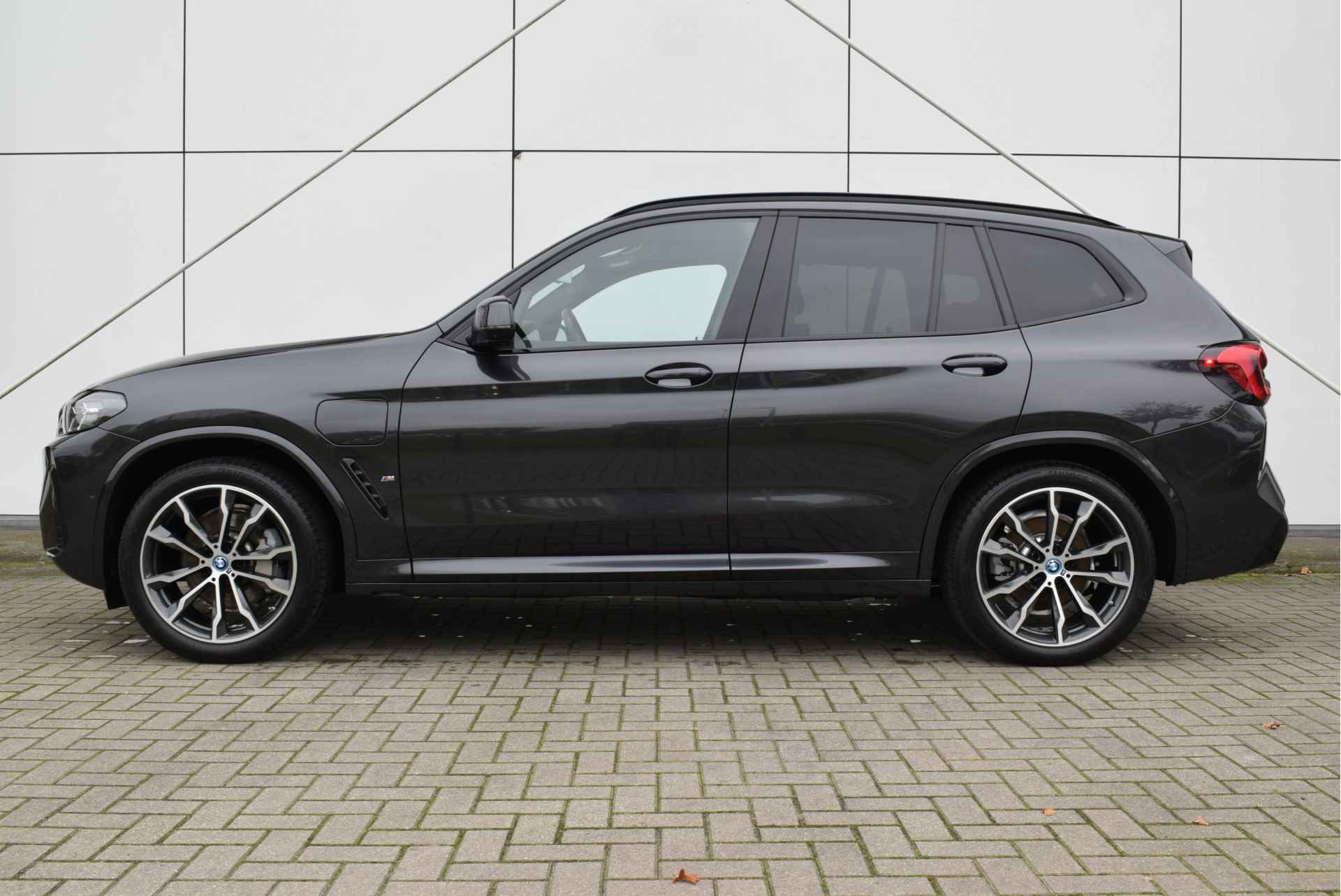 BMW X3 xDrive30e High Executive M Sport Automaat / Panoramadak / Sportstoelen / Stoelverwarming / Adaptieve LED / Head-Up / Harman Kardon / Live Cockpit Professional - 3/35