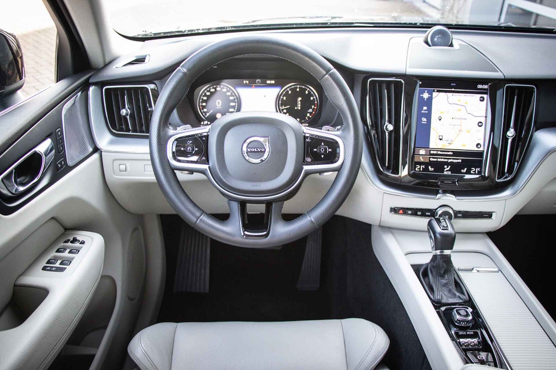 Volvo XC60 T5 Aut.8 Momentum, ACC, B&W Audio, Standkachel, Full-LED - 2/25