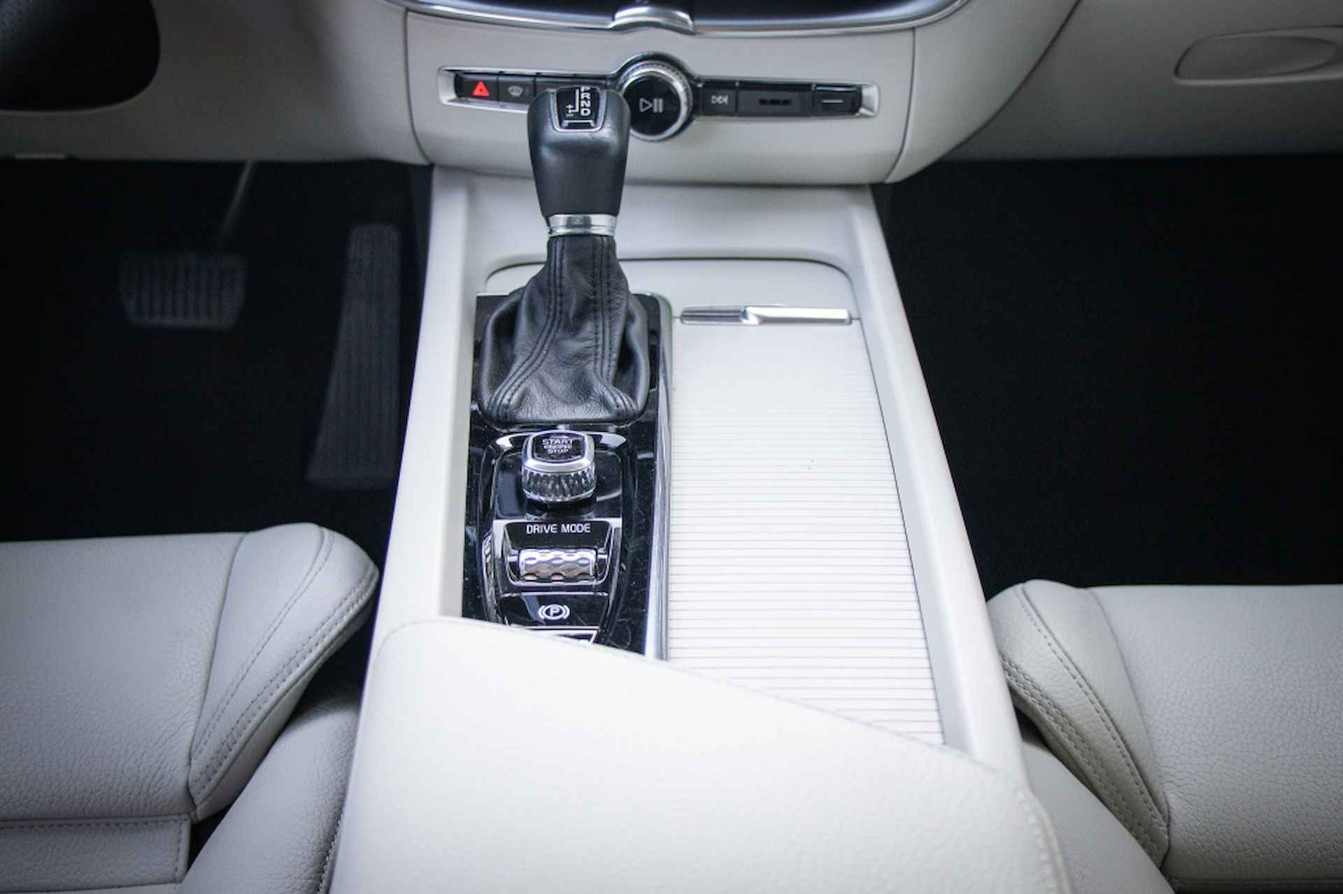 Volvo XC60 T5 Aut.8 Momentum, ACC, B&W Audio, Standkachel, Full-LED - 21/25