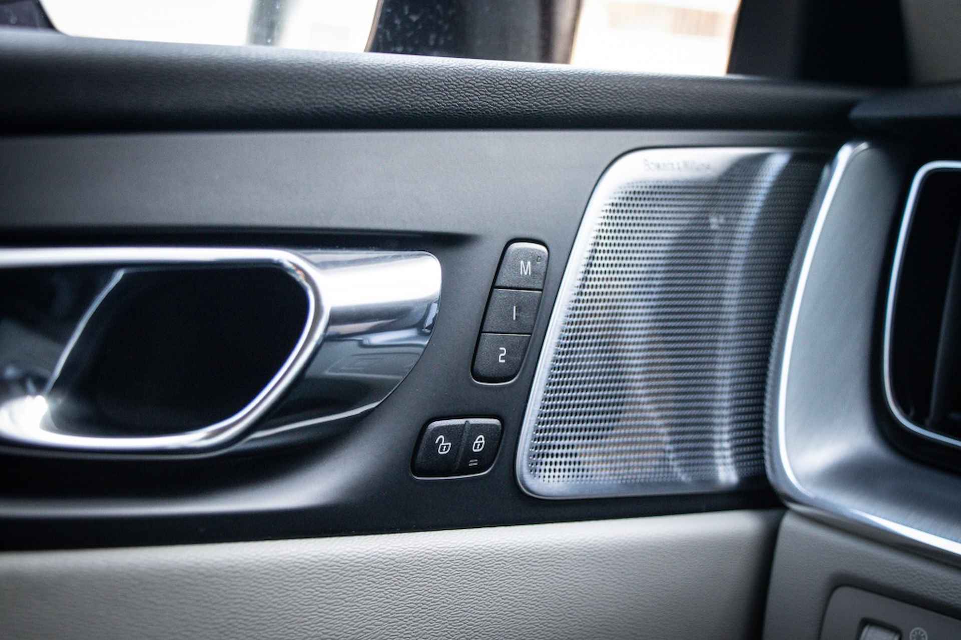 Volvo XC60 T5 Aut.8 Momentum, ACC, B&W Audio, Standkachel, Full-LED - 23/25