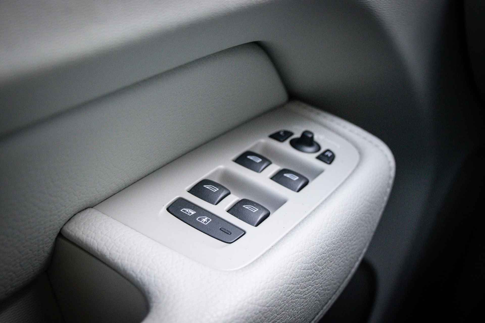 Volvo XC60 T5 Aut.8 Momentum, ACC, B&W Audio, Standkachel, Full-LED - 24/25