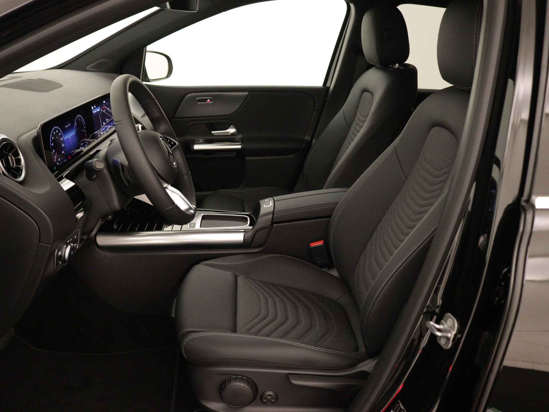 Mercedes-Benz B-Klasse 250 e Star Edition | Trekhaak | Parkeerpakket met achteruitrijcamera | Verwarmde stoelen vooraan | Dodehoekassistent | USB-pakket plus | EASY PACK achterklep | Comfortstoelen voor | - 16/41