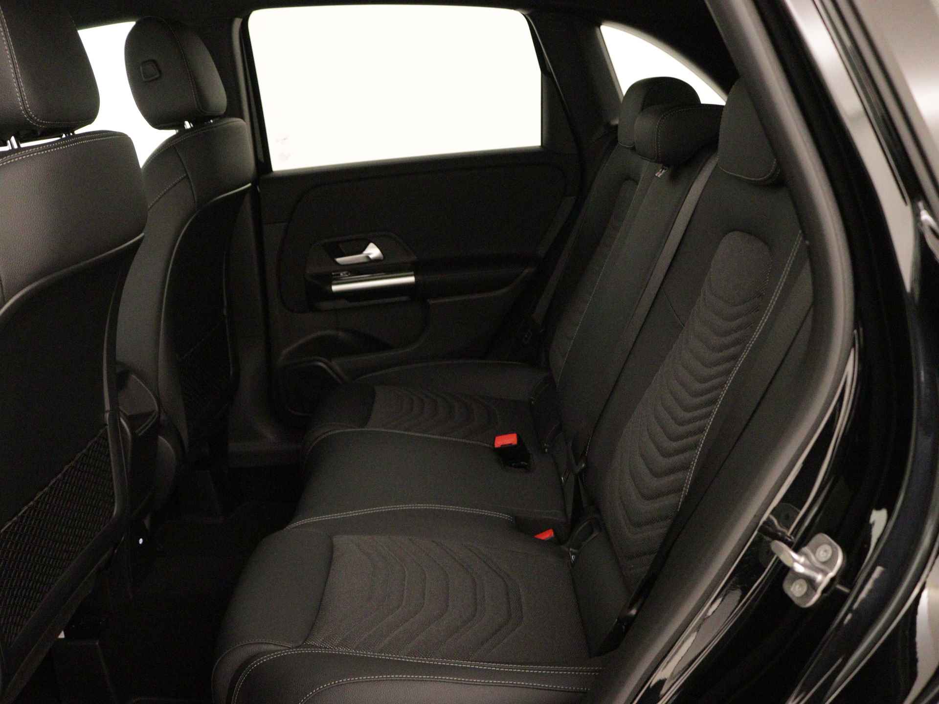 Mercedes-Benz B-Klasse 250 e Star Edition | Trekhaak | Parkeerpakket met achteruitrijcamera | Verwarmde stoelen vooraan | Dodehoekassistent | USB-pakket plus | EASY PACK achterklep | Comfortstoelen voor | - 17/41