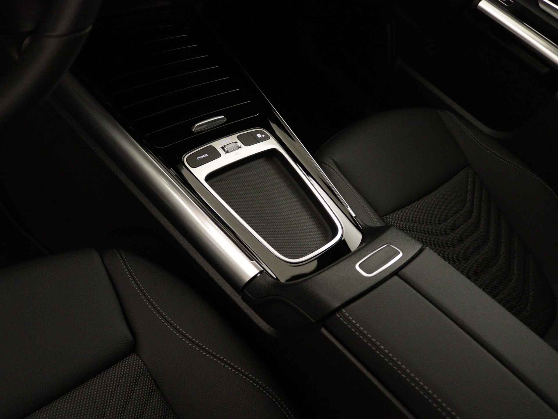 Mercedes-Benz B-Klasse 250 e Star Edition | Trekhaak | Parkeerpakket met achteruitrijcamera | Verwarmde stoelen vooraan | Dodehoekassistent | USB-pakket plus | EASY PACK achterklep | Comfortstoelen voor | - 27/41