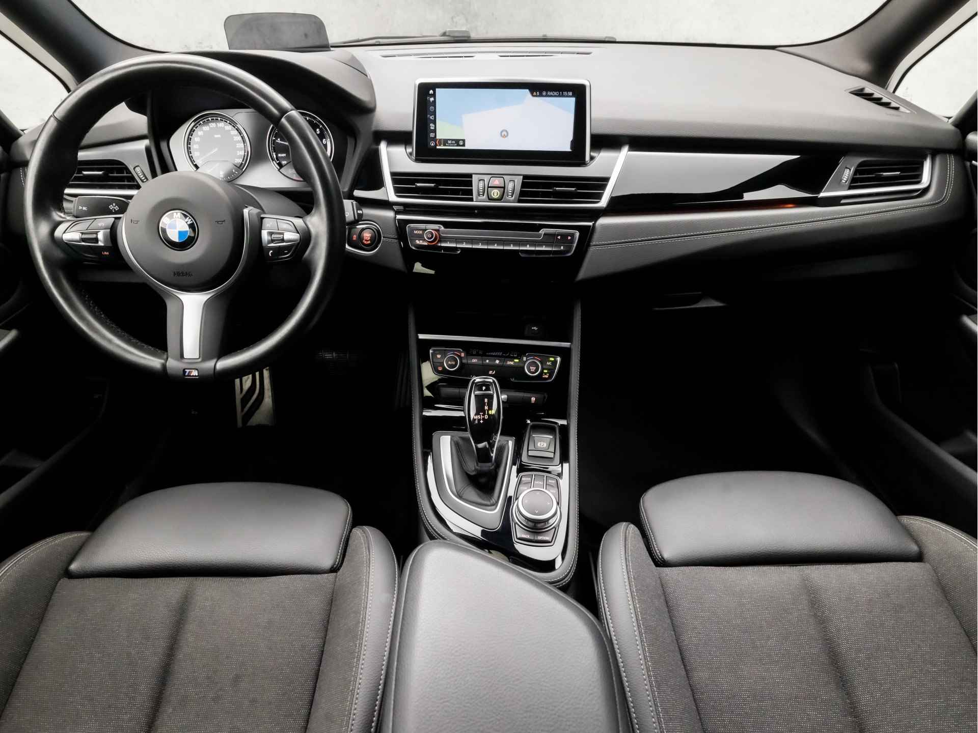 BMW 2 Serie Gran Tourer 218i Executive M Sport Automaat (GROOT NAVI, M PAKKET, HEAD-UP DISPLAY, LEDER, SFEERVERLICHTING, GETINT GLAS, SPORTSTOELEN, DIGITAL COCKPIT, CRUISE, NIEUWE APK, NIEUWSTAAT) - 6/36