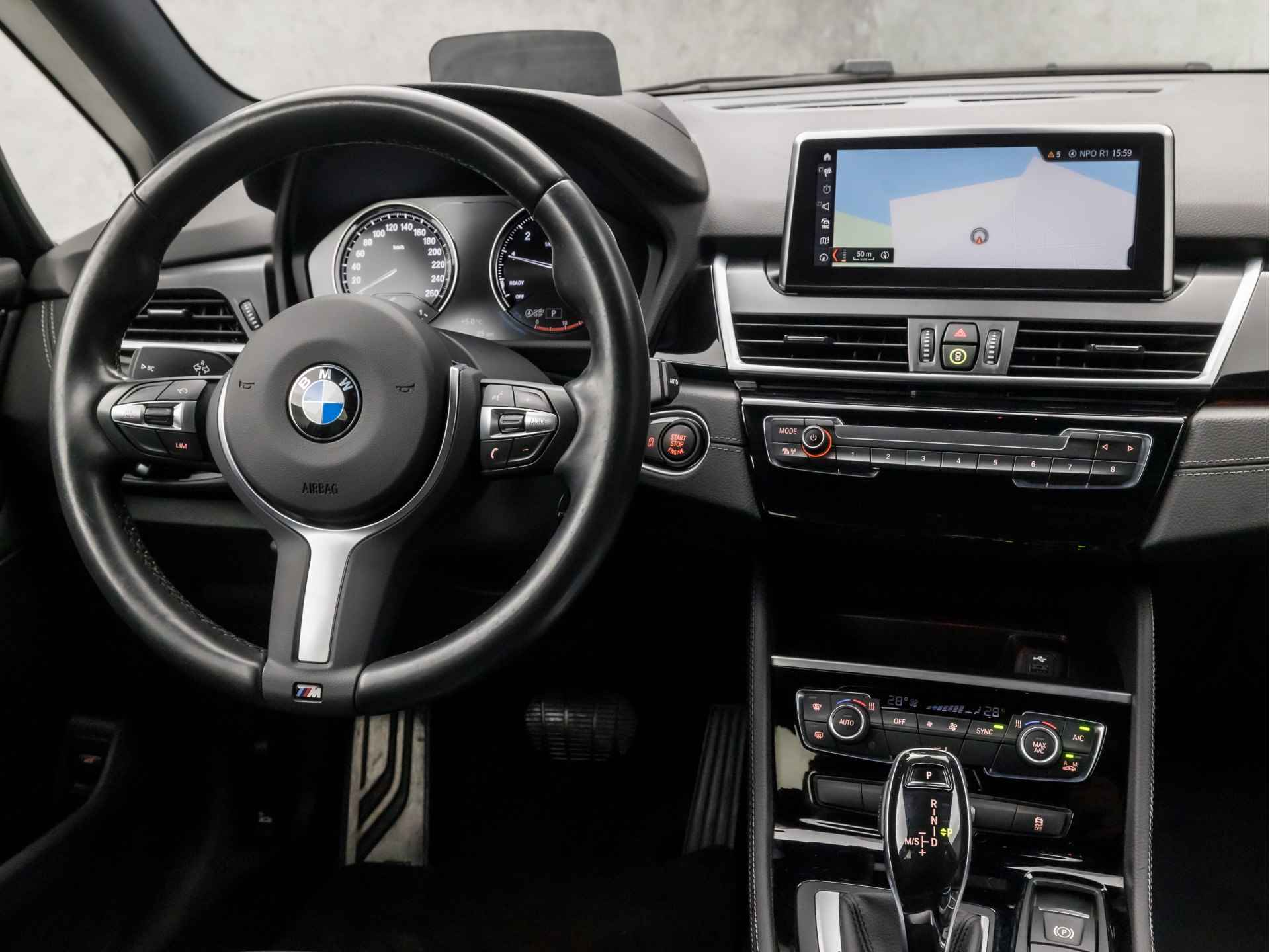 BMW 2 Serie Gran Tourer 218i Executive M Sport Automaat (GROOT NAVI, M PAKKET, HEAD-UP DISPLAY, LEDER, SFEERVERLICHTING, GETINT GLAS, SPORTSTOELEN, DIGITAL COCKPIT, CRUISE, NIEUWE APK, NIEUWSTAAT) - 7/36