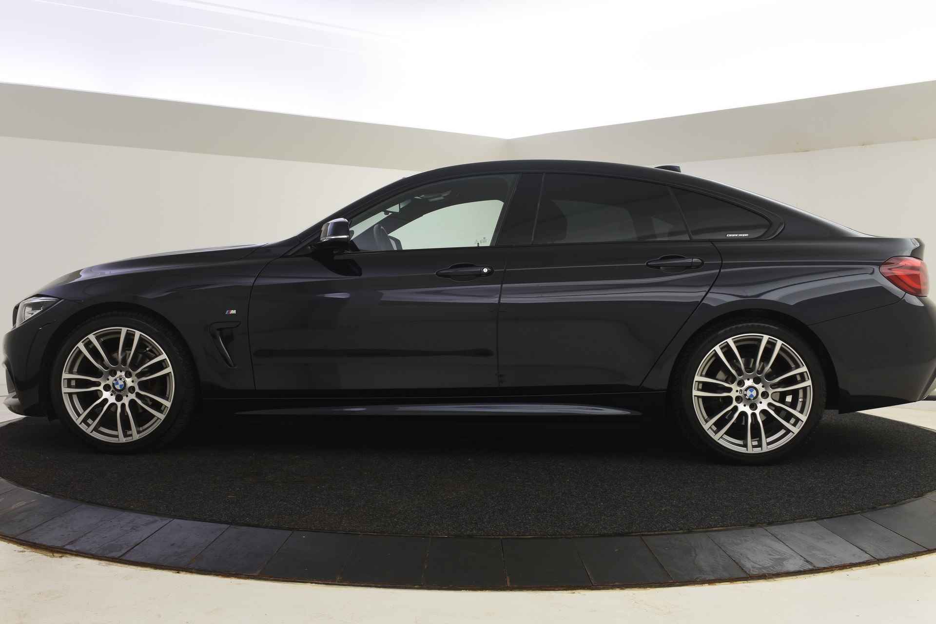 BMW 4 Serie Gran Coupé 418i Executive M Sport Automaat / Sportstoelen / Achteruitrijcamera / LED / Park Assistant / M Sportonderstel / Navigatie Professional / Stoelverwarming - 4/49