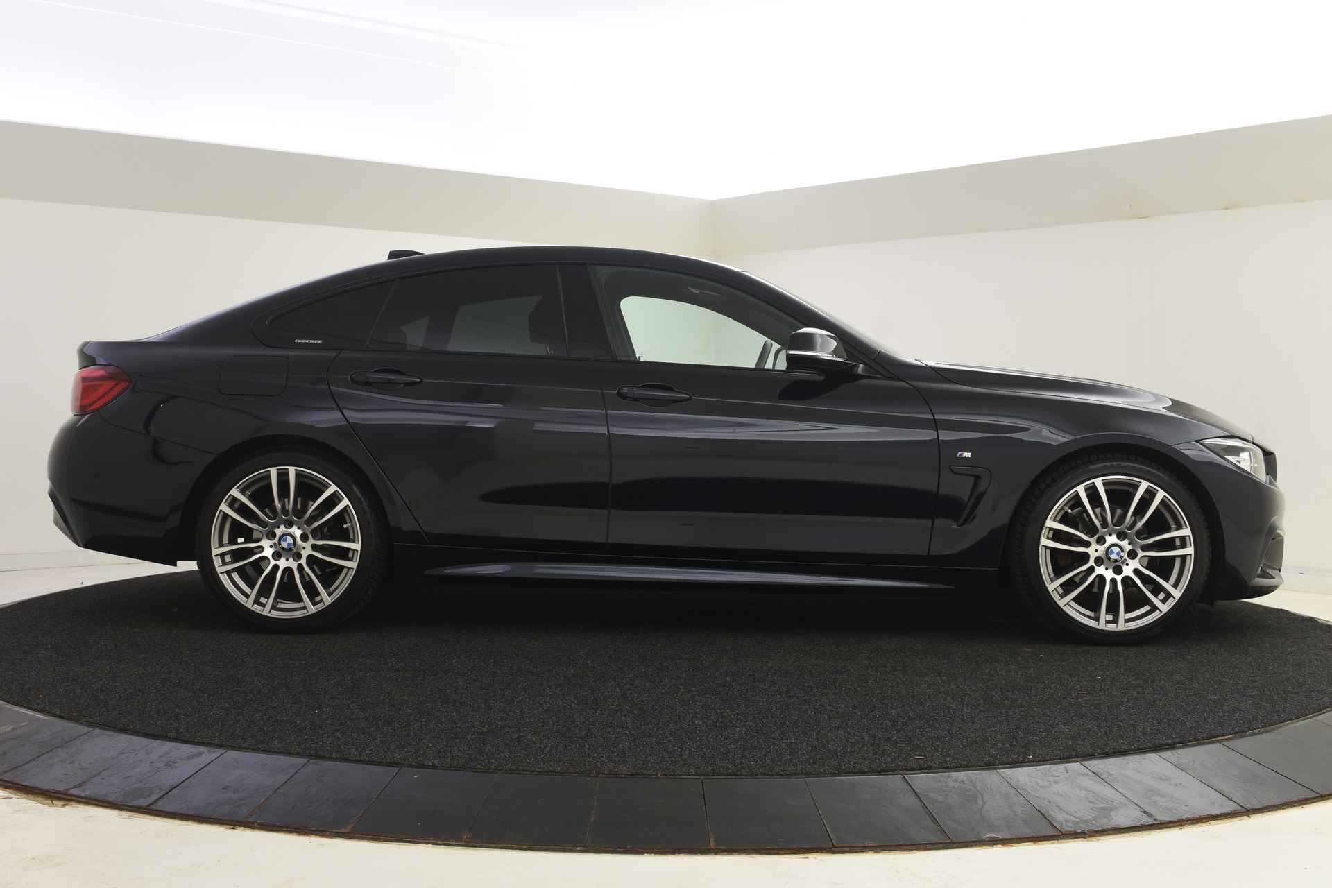 BMW 4 Serie Gran Coupé 418i Executive M Sport Automaat / Sportstoelen / Achteruitrijcamera / LED / Park Assistant / M Sportonderstel / Navigatie Professional / Stoelverwarming - 7/49