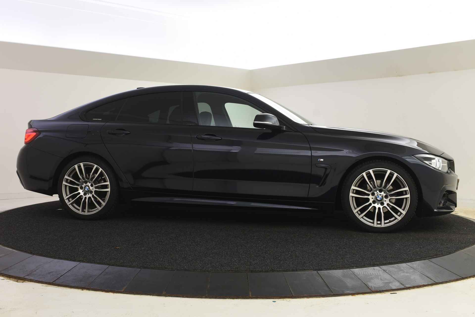 BMW 4 Serie Gran Coupé 418i Executive M Sport Automaat / Sportstoelen / Achteruitrijcamera / LED / Park Assistant / M Sportonderstel / Navigatie Professional / Stoelverwarming - 24/49