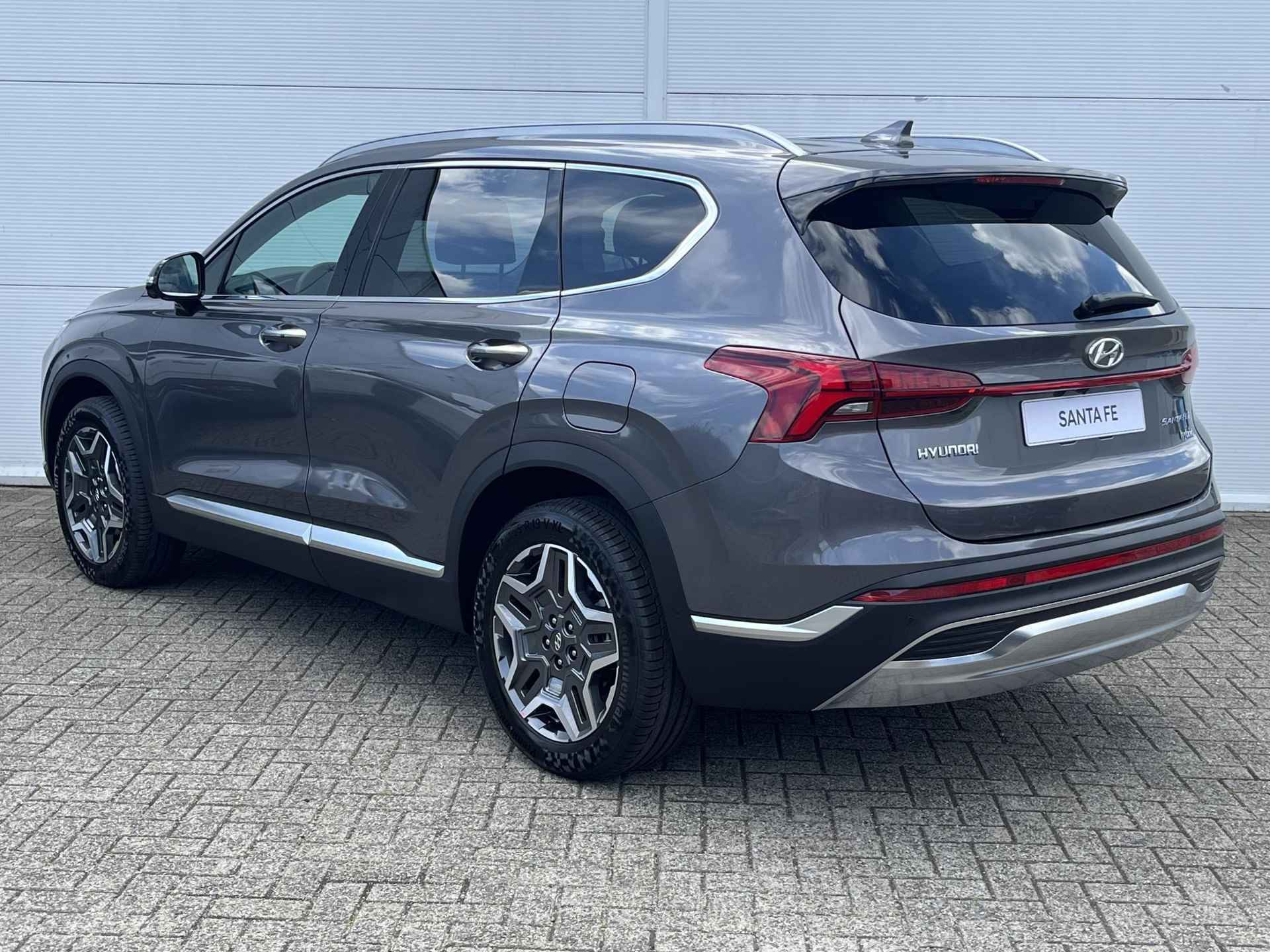 Hyundai Santa Fe 1.6 T-GDI HEV Premium Hybride / 5.000 korting / 56.490 Rijklaar /  Stoelverwarming + Verkoeling / Leder / 360 Camera / Achterbankverwarming / Elek. Achterklep / Krell Audio / - 18/47