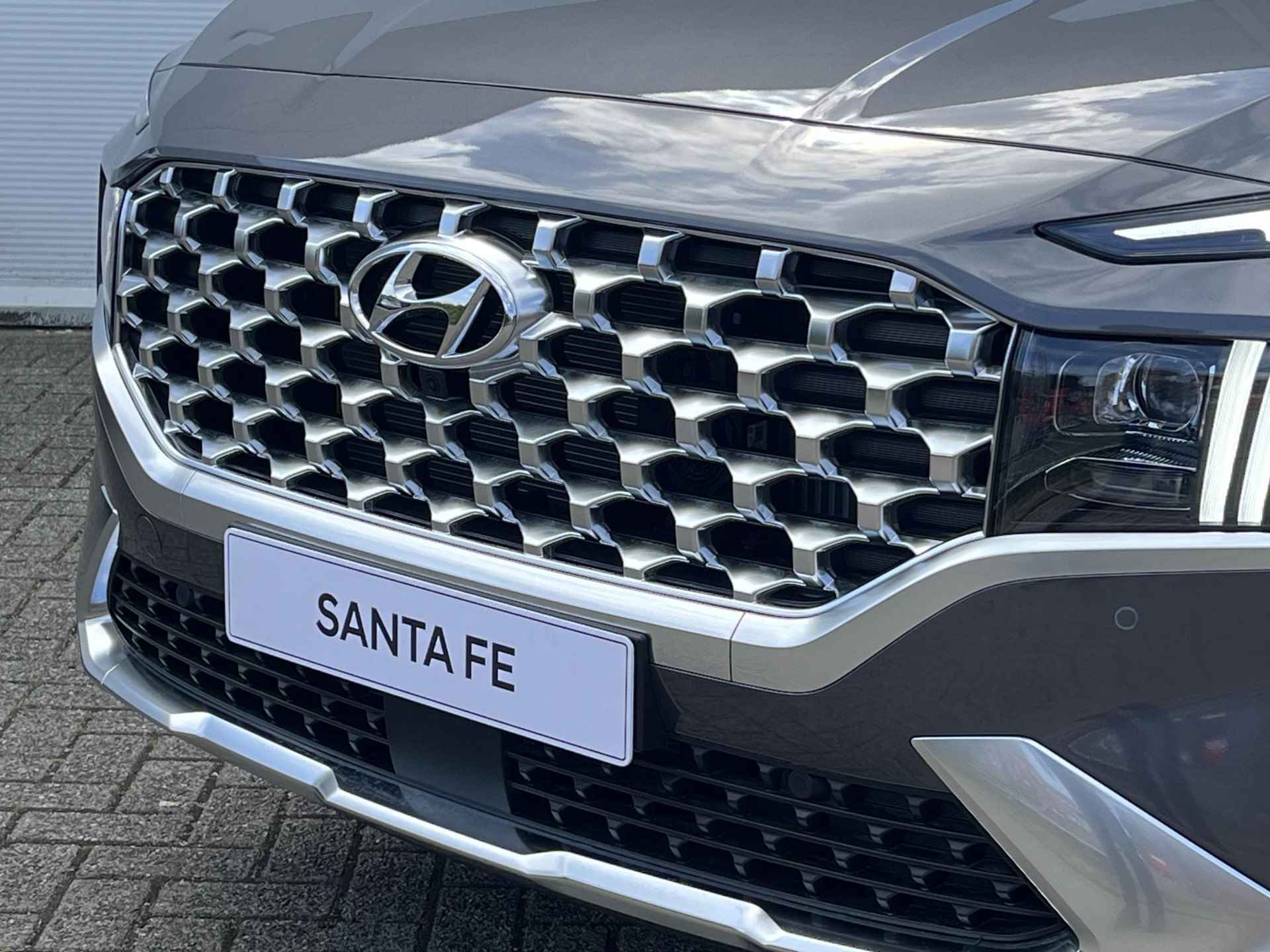 Hyundai Santa Fe 1.6 T-GDI HEV Premium Hybride / 5.000 korting / 56.490 Rijklaar /  Stoelverwarming + Verkoeling / Leder / 360 Camera / Achterbankverwarming / Elek. Achterklep / Krell Audio / - 44/47