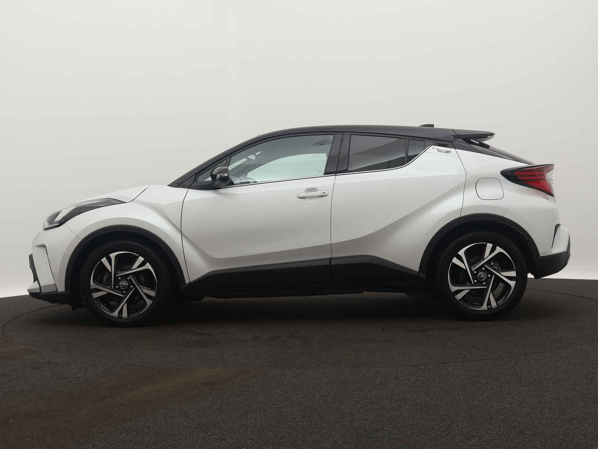 Toyota C-HR 2.0 184 PK Hybrid Style Bi-Tone Limited | Navigatie | Stoelverwarming | Cruise Control | Climate Control | EdV 19-11 financiering - 4/44