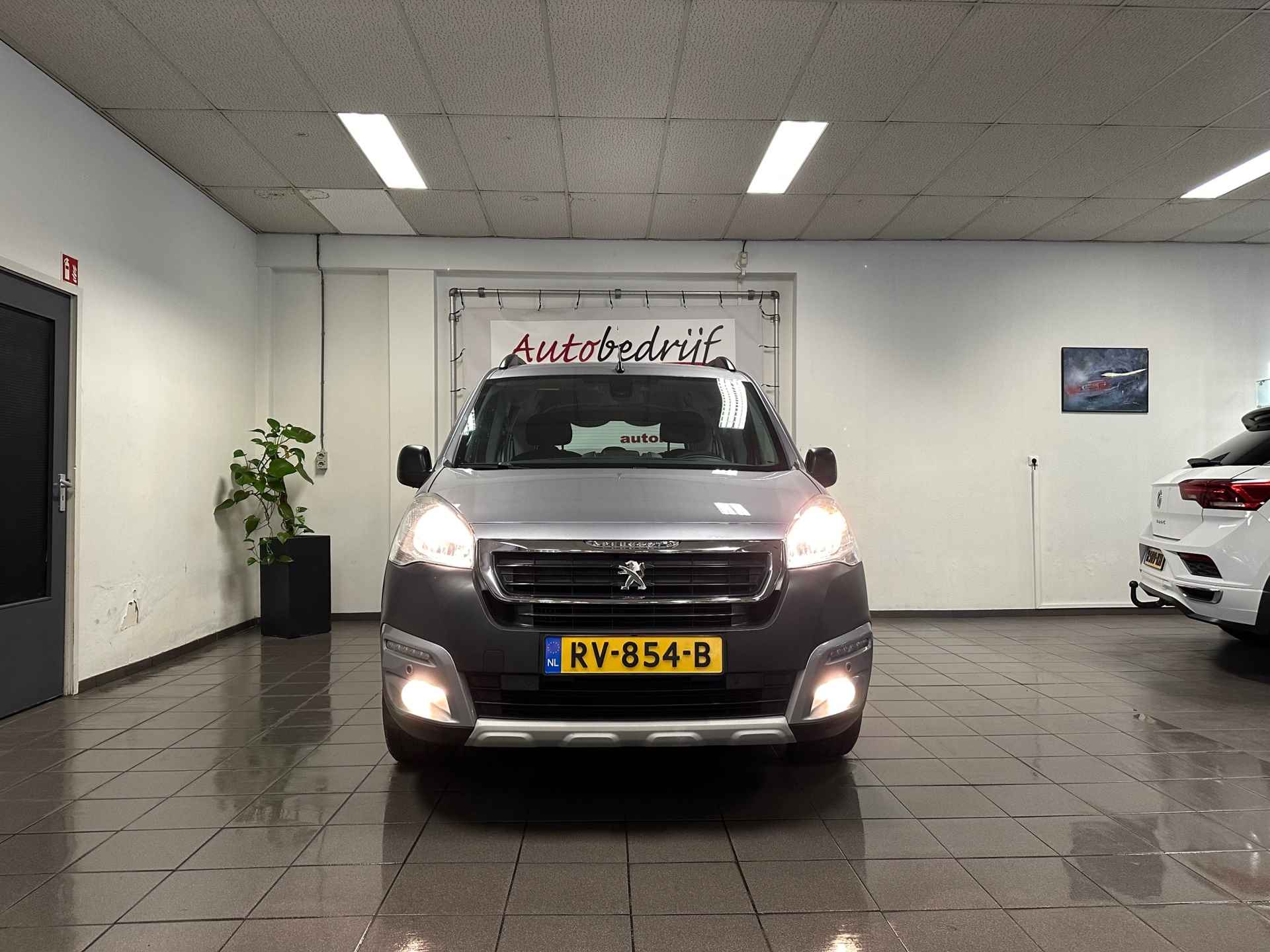 Peugeot Partner Tepee 1.2 PureTech Active * Navigatie / Camera / Trekhaak / LED / Parkeersensoren * - 8/24