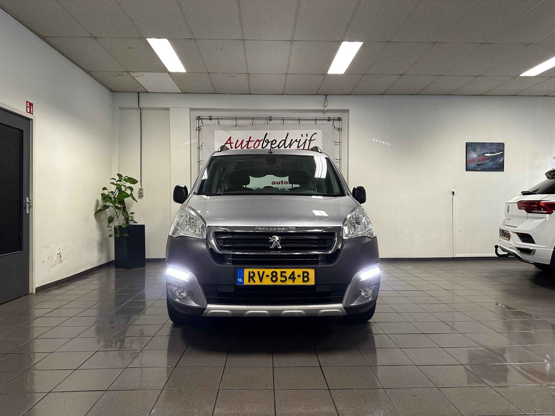 Peugeot Partner Tepee 1.2 PureTech Active * Navigatie / Camera / Trekhaak / LED / Parkeersensoren * - 9/24