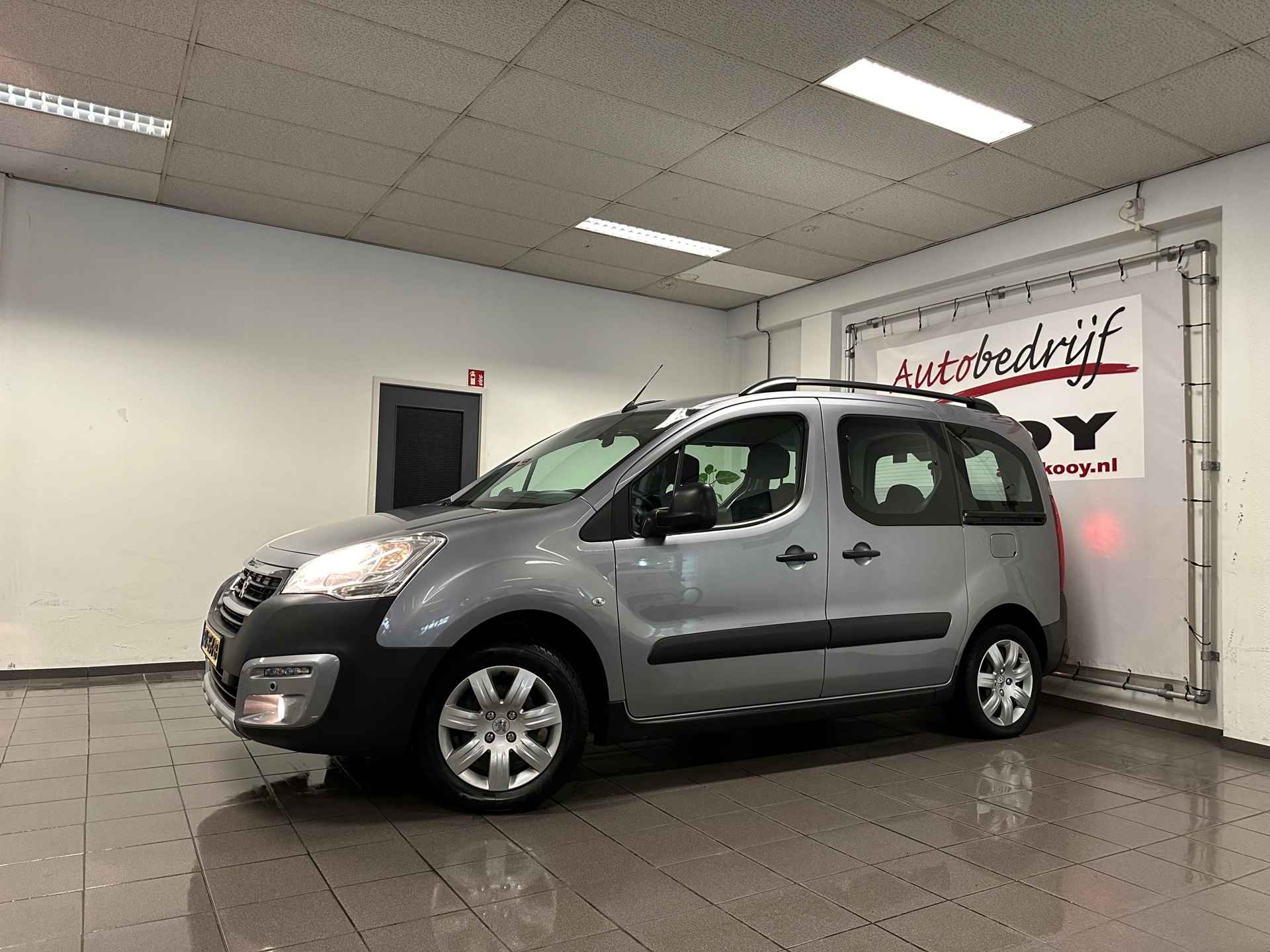 Peugeot Partner Tepee 1.2 PureTech Active * Navigatie / Camera / Trekhaak / LED / Parkeersensoren * - 10/24