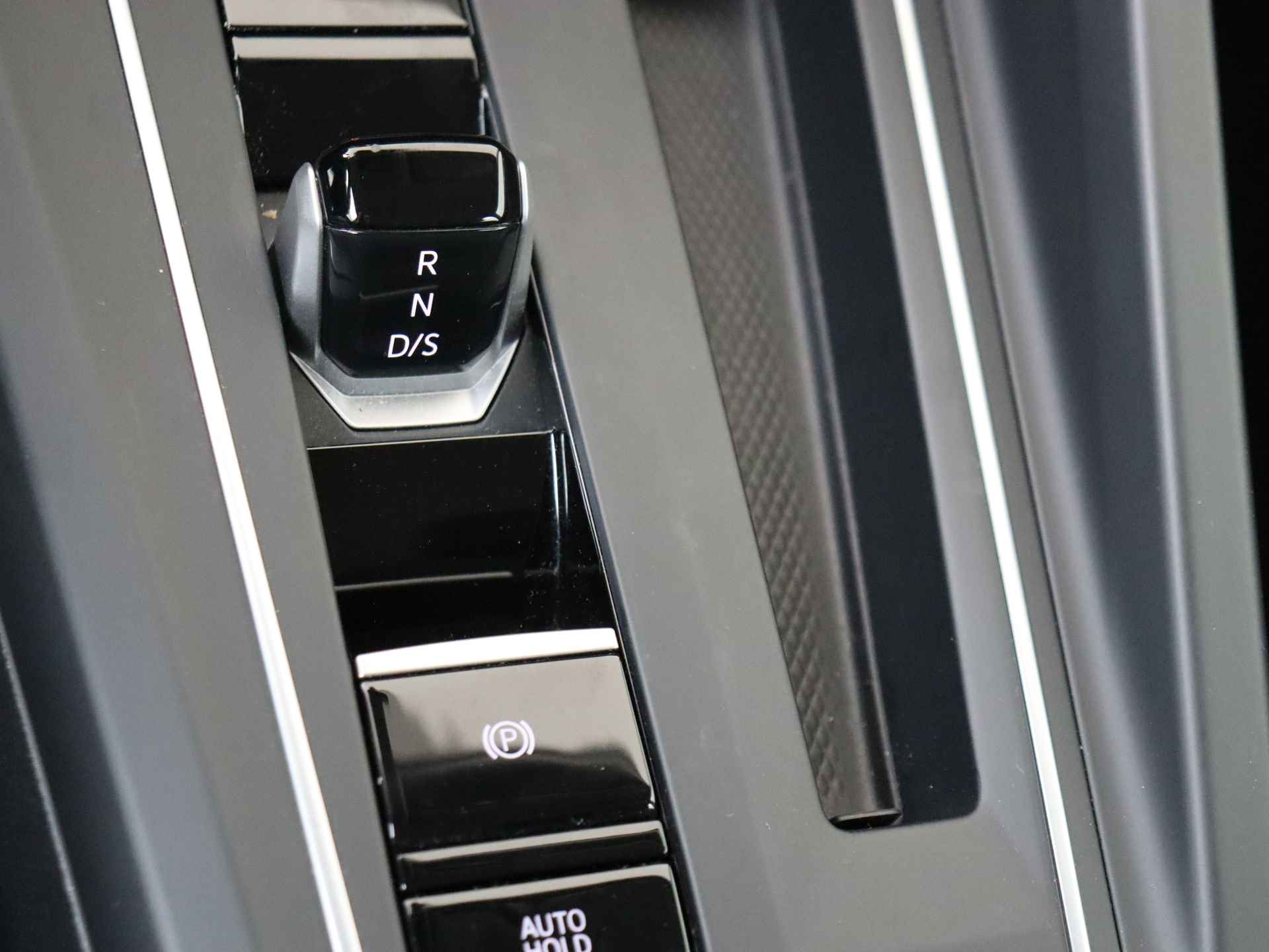 Volkswagen Golf 1.0 eTSI Life 5 deurs Automaat | Navigatie by App | Climate Control | Lichtmetalen Velgen - 20/33