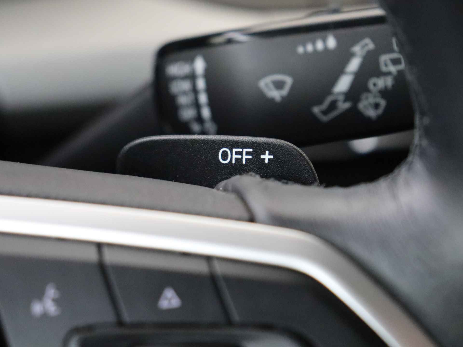 Volkswagen Golf 1.0 eTSI Life 5 deurs Automaat | Navigatie by App | Climate Control | Lichtmetalen Velgen - 23/33
