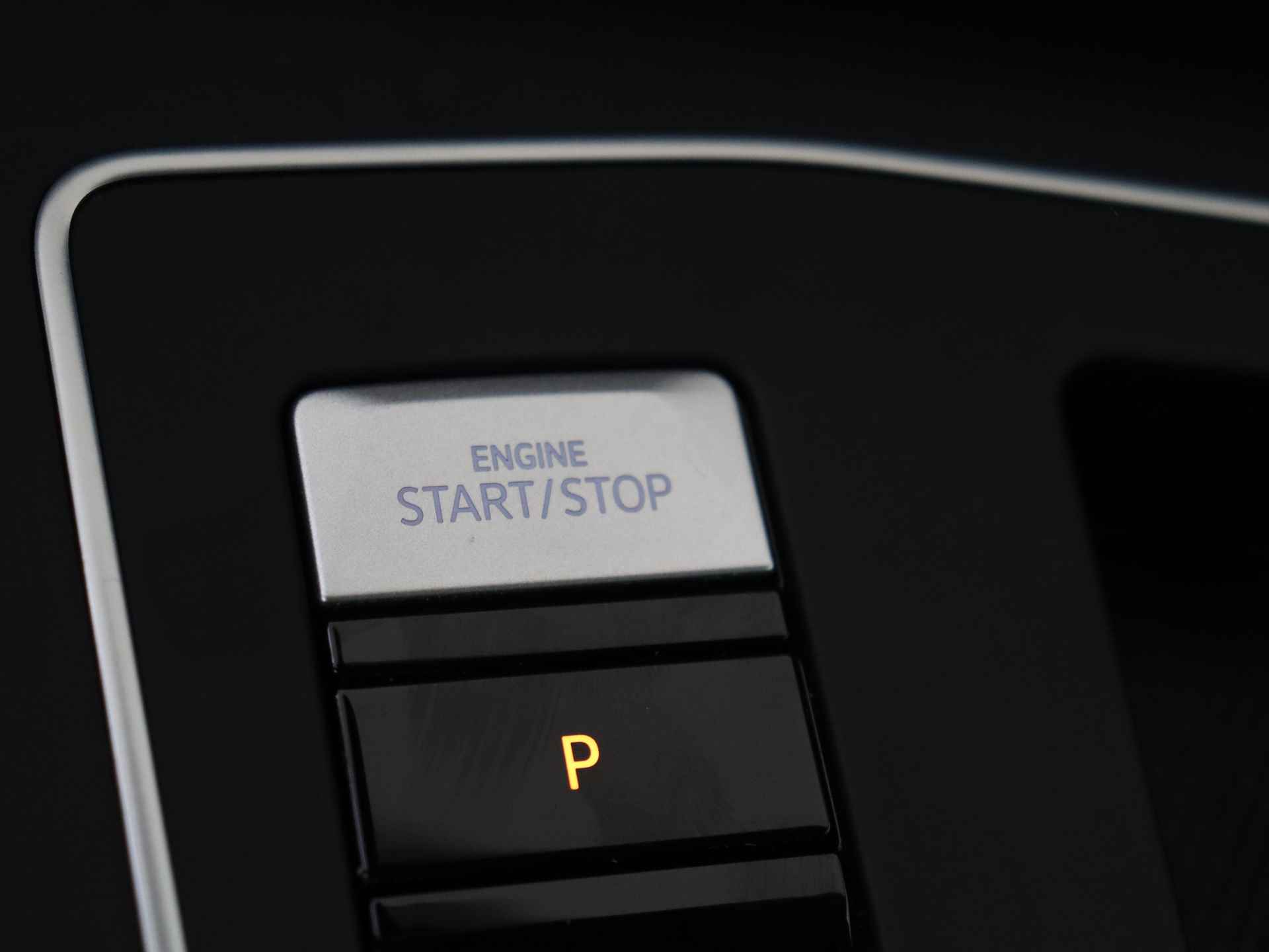 Volkswagen Golf 1.0 eTSI Life 5 deurs Automaat | Navigatie by App | Climate Control | Lichtmetalen Velgen - 25/33