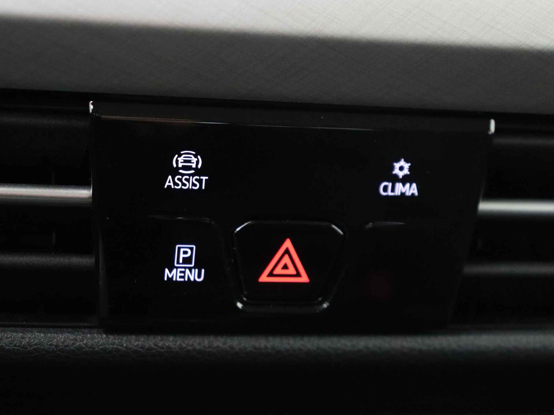 Volkswagen Golf 1.0 eTSI Life 5 deurs Automaat | Navigatie by App | Climate Control | Lichtmetalen Velgen - 26/33