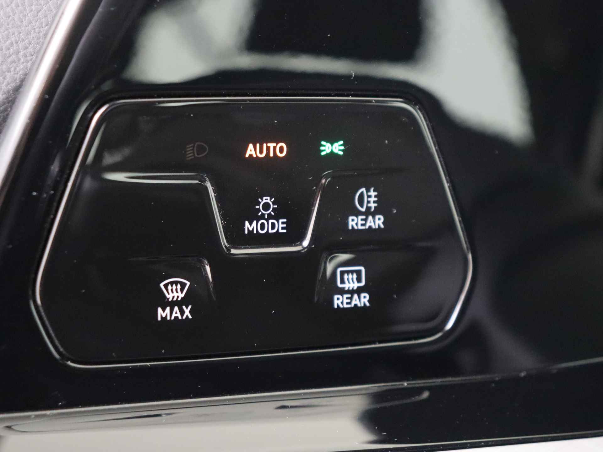 Volkswagen Golf 1.0 eTSI Life 5 deurs Automaat | Navigatie by App | Climate Control | Lichtmetalen Velgen - 28/33